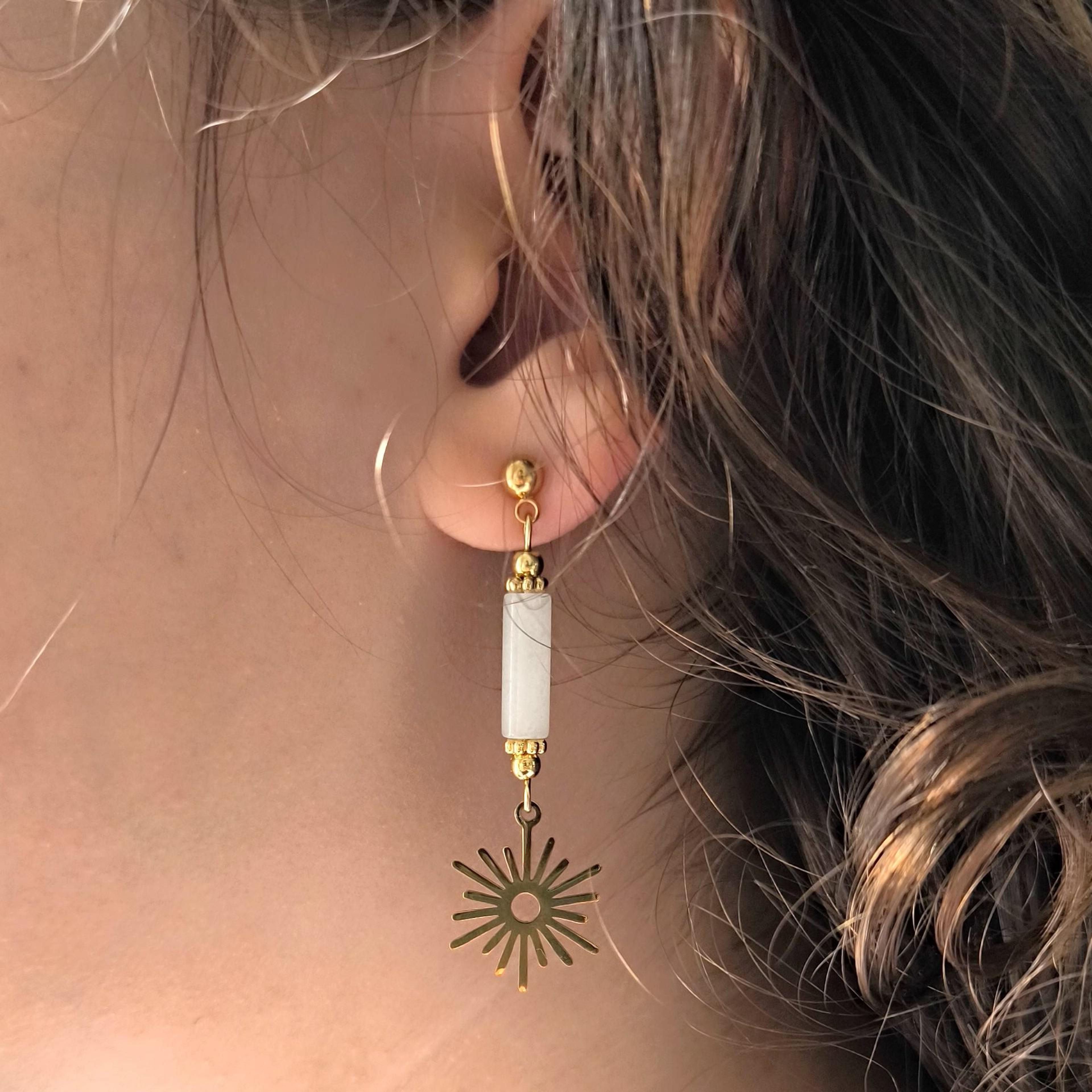 Ayla, boucles d'oreilles géométriques dorées et quartz blanc – photo 2