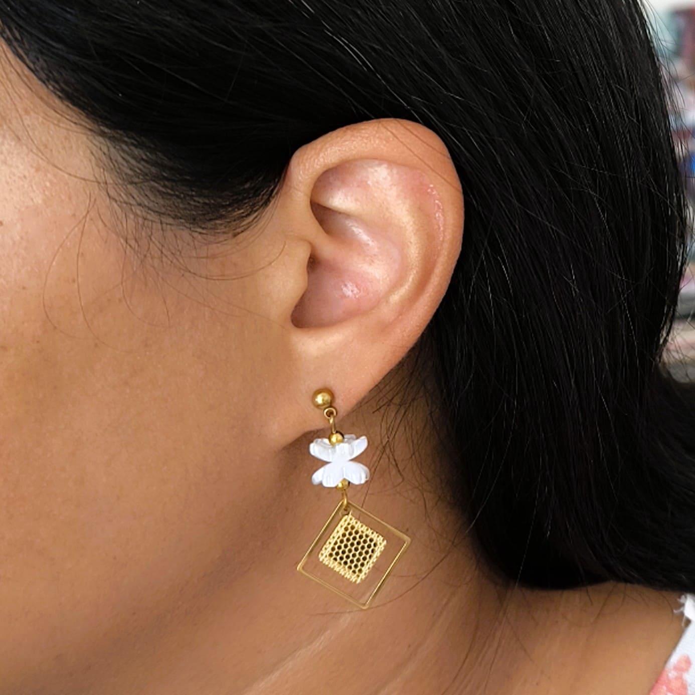 Ayana, boucles d'oreilles pendantes dorées et acétate – photo 2