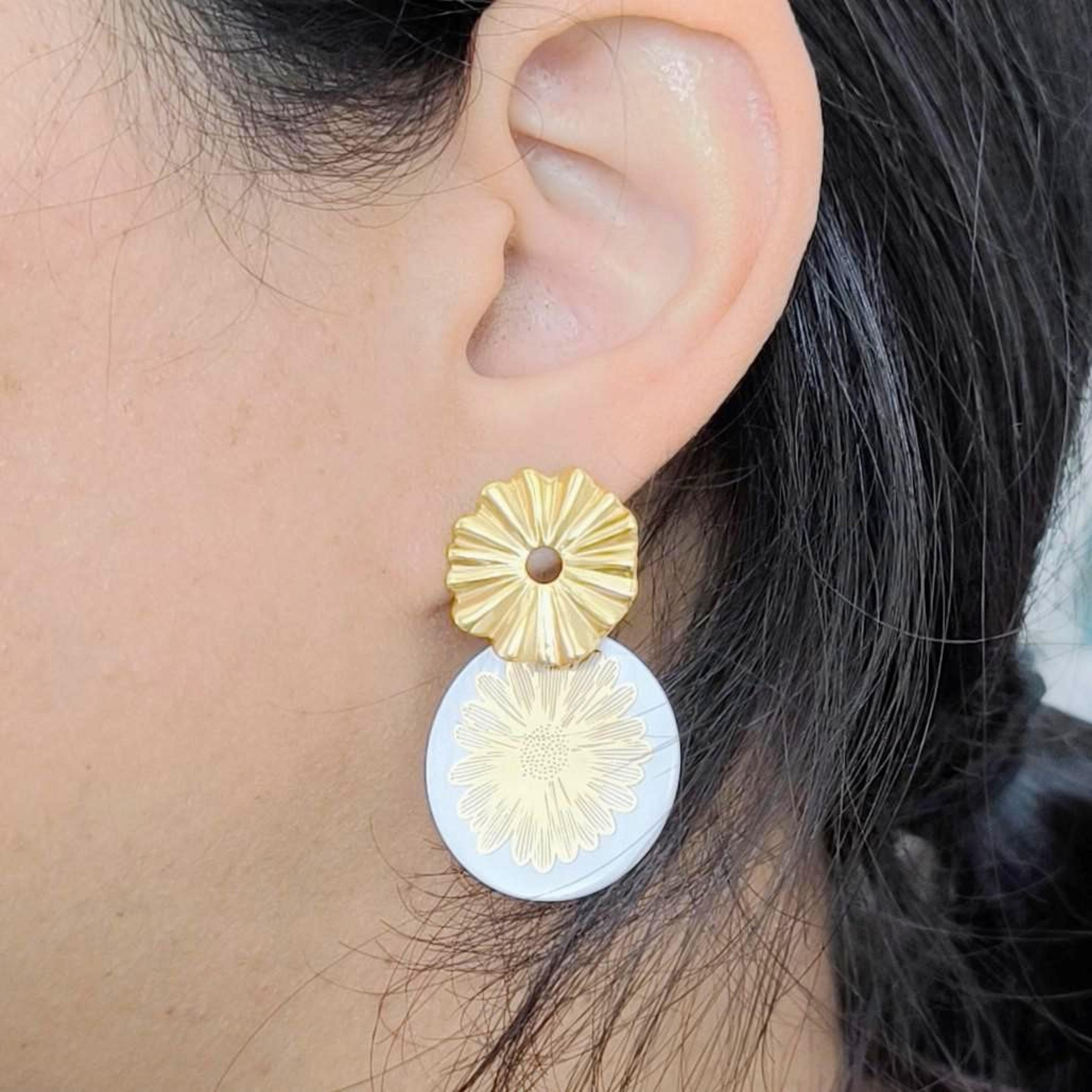 Hortensia, boucles d'oreilles dorées et fleur en nacre blanche – photo 2
