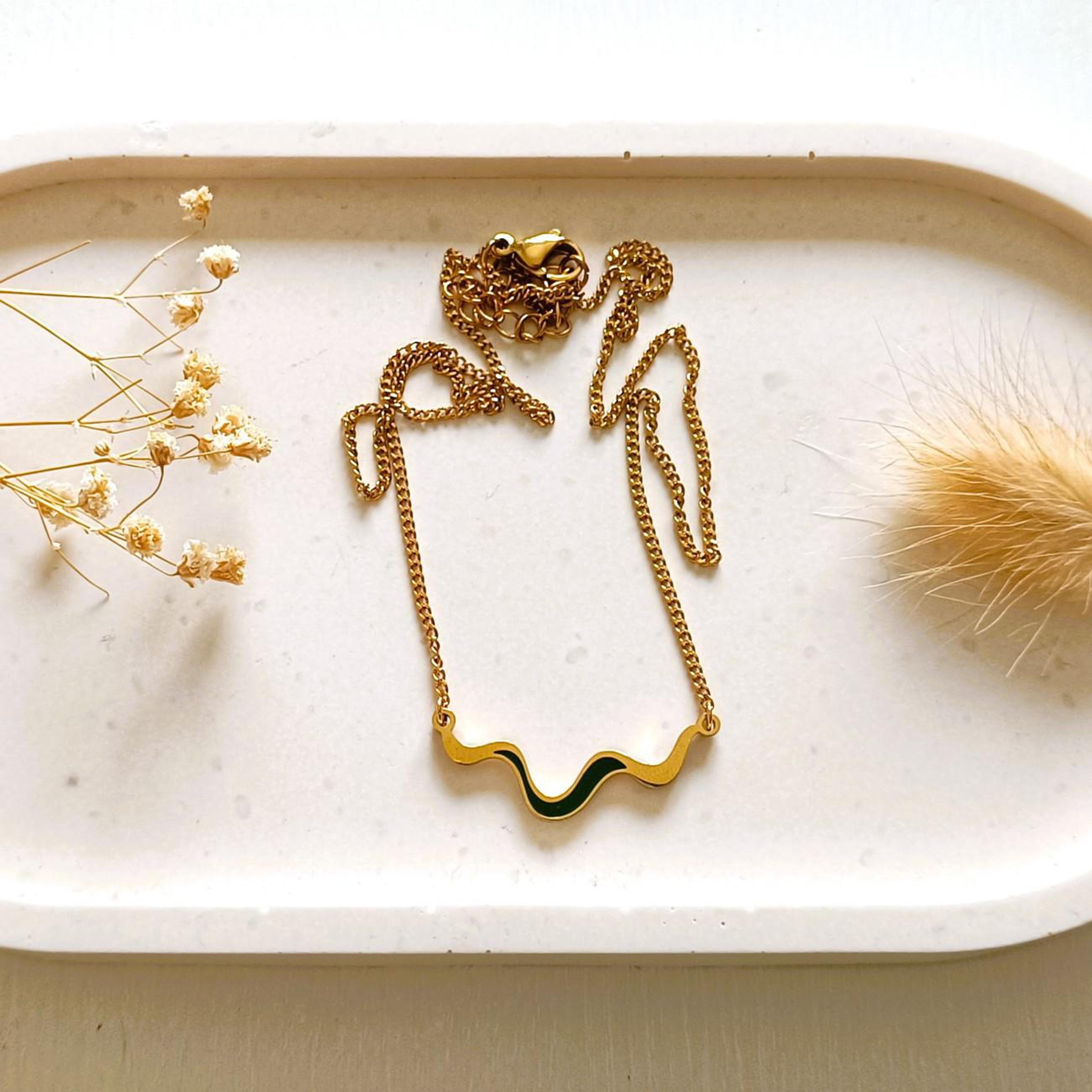 Lucie, collier doré ajustable et pendentif courbe