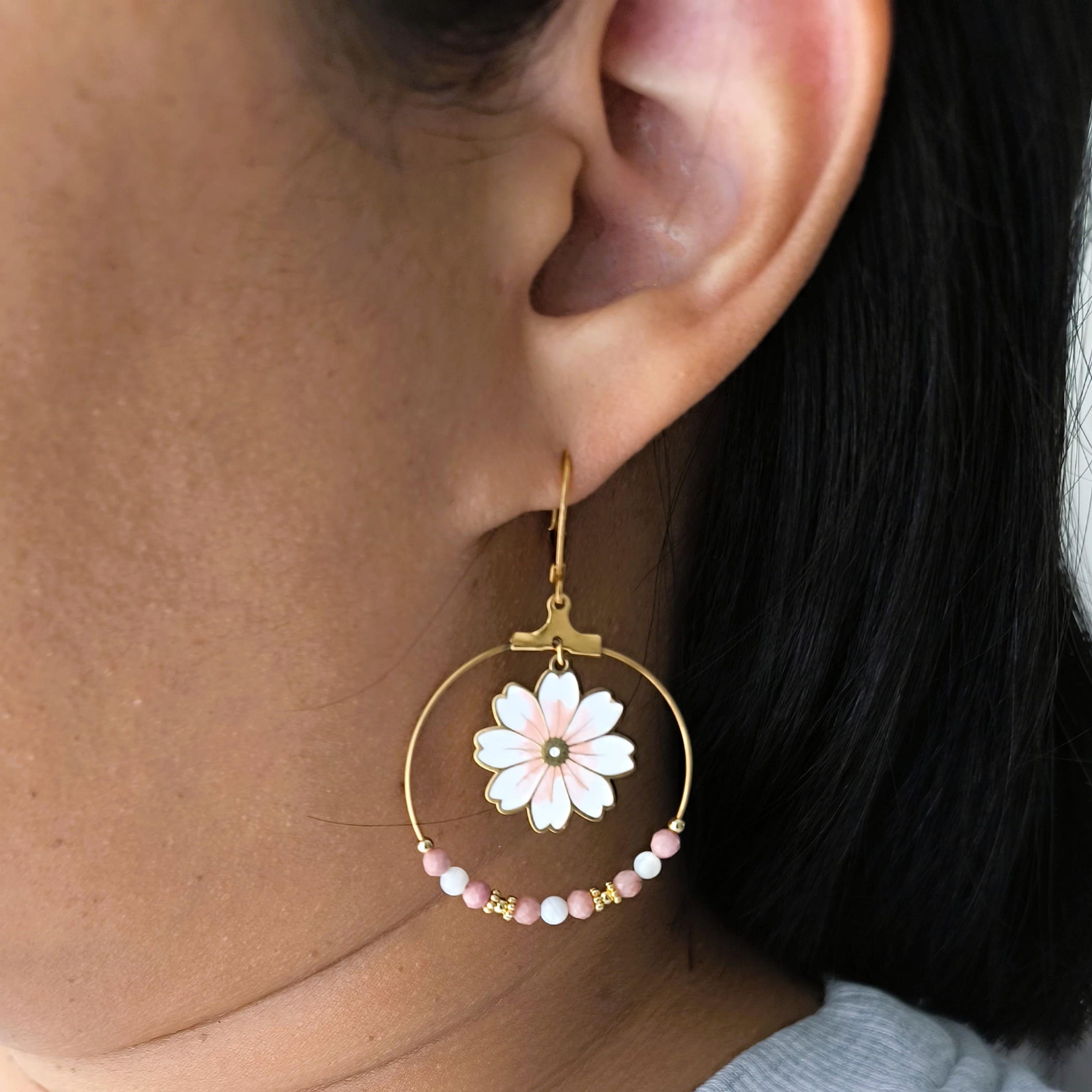 Sakura, dormeuses fleur de cerisier, rhodonite et nacre – photo 2