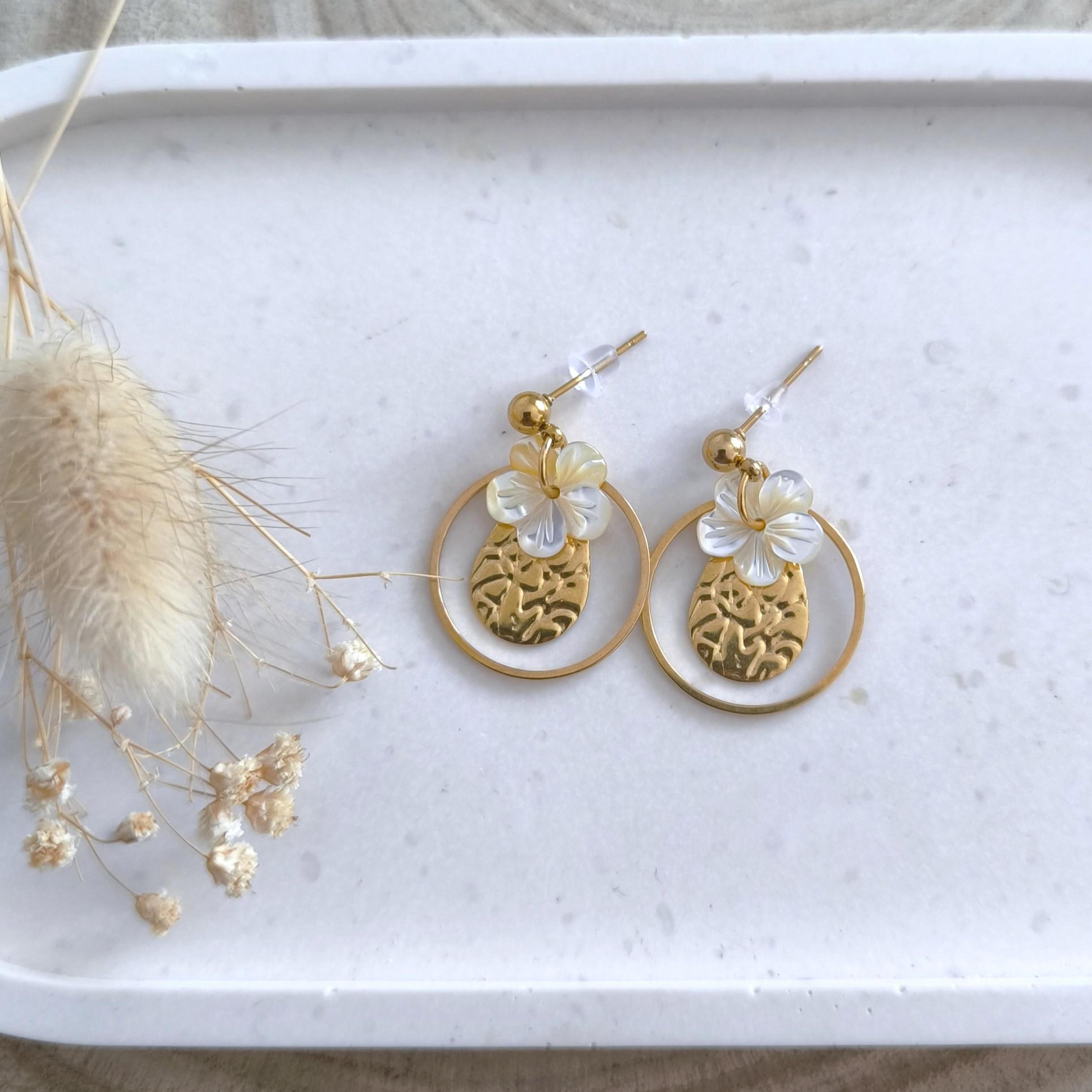 Plumeria, boucles d'oreilles fleurs en nacre