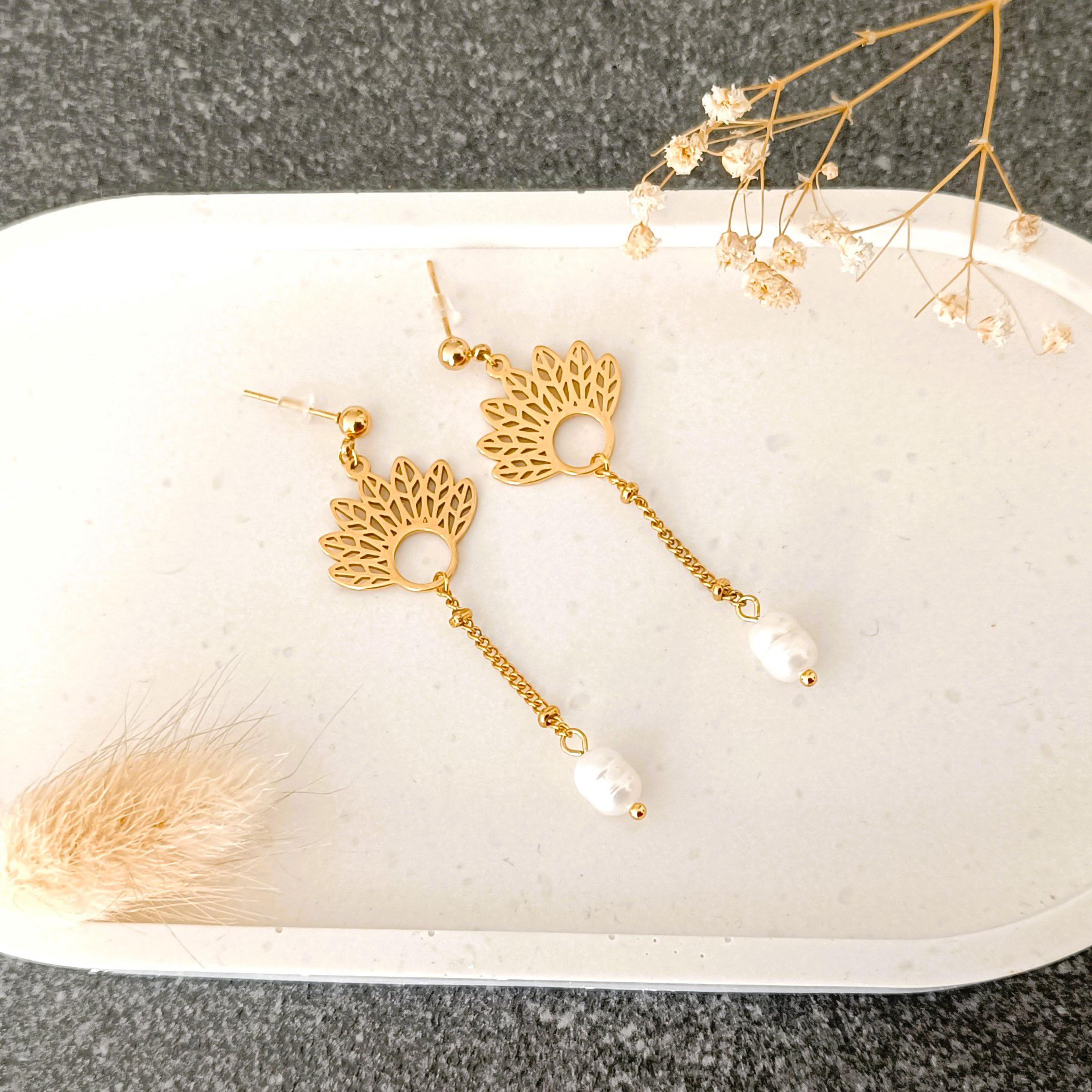 Emilia, boucles d'oreilles pendantes et perle d'eau douce