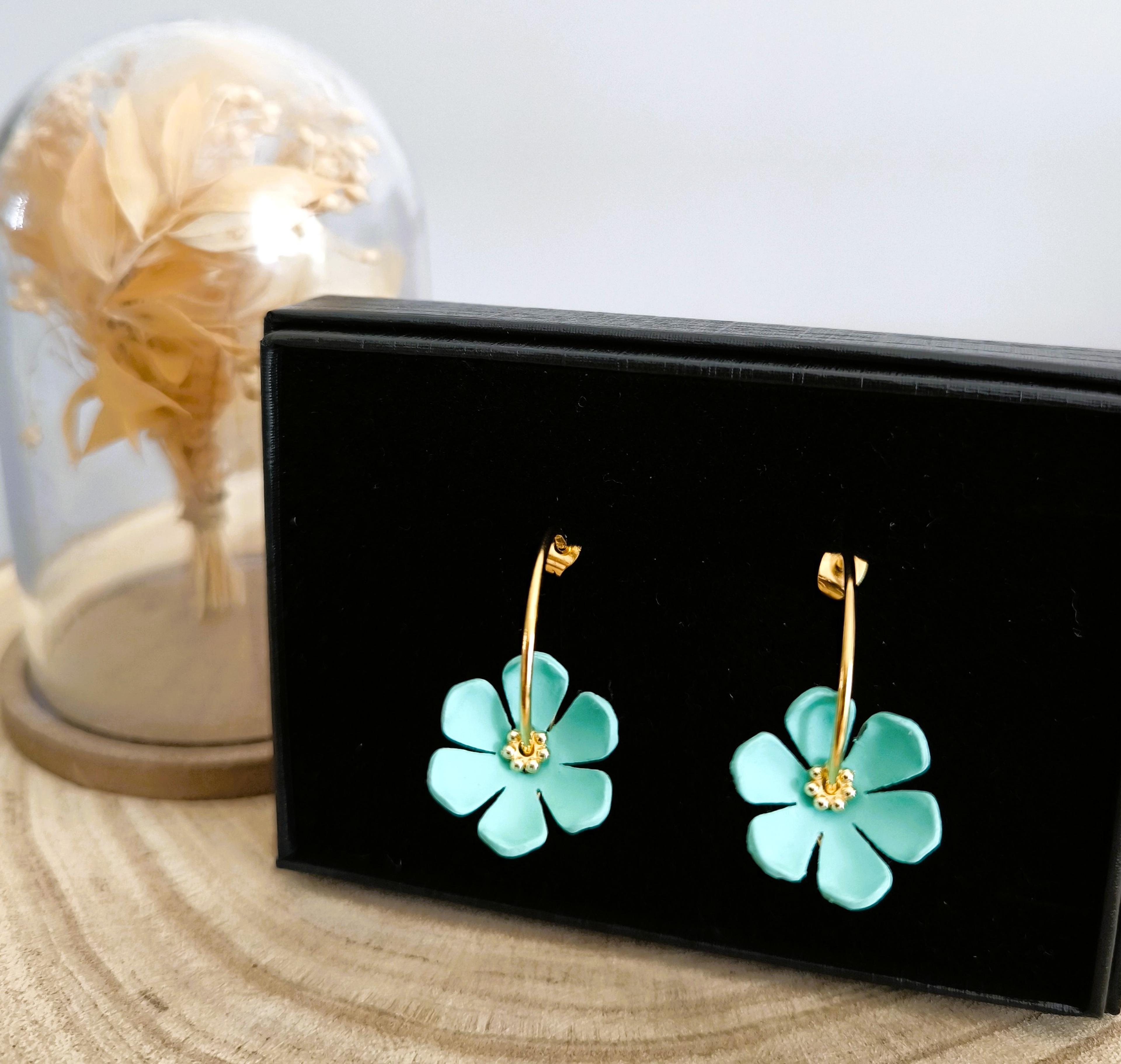 Chloé, créoles dorées et fleur émaillée turquoise