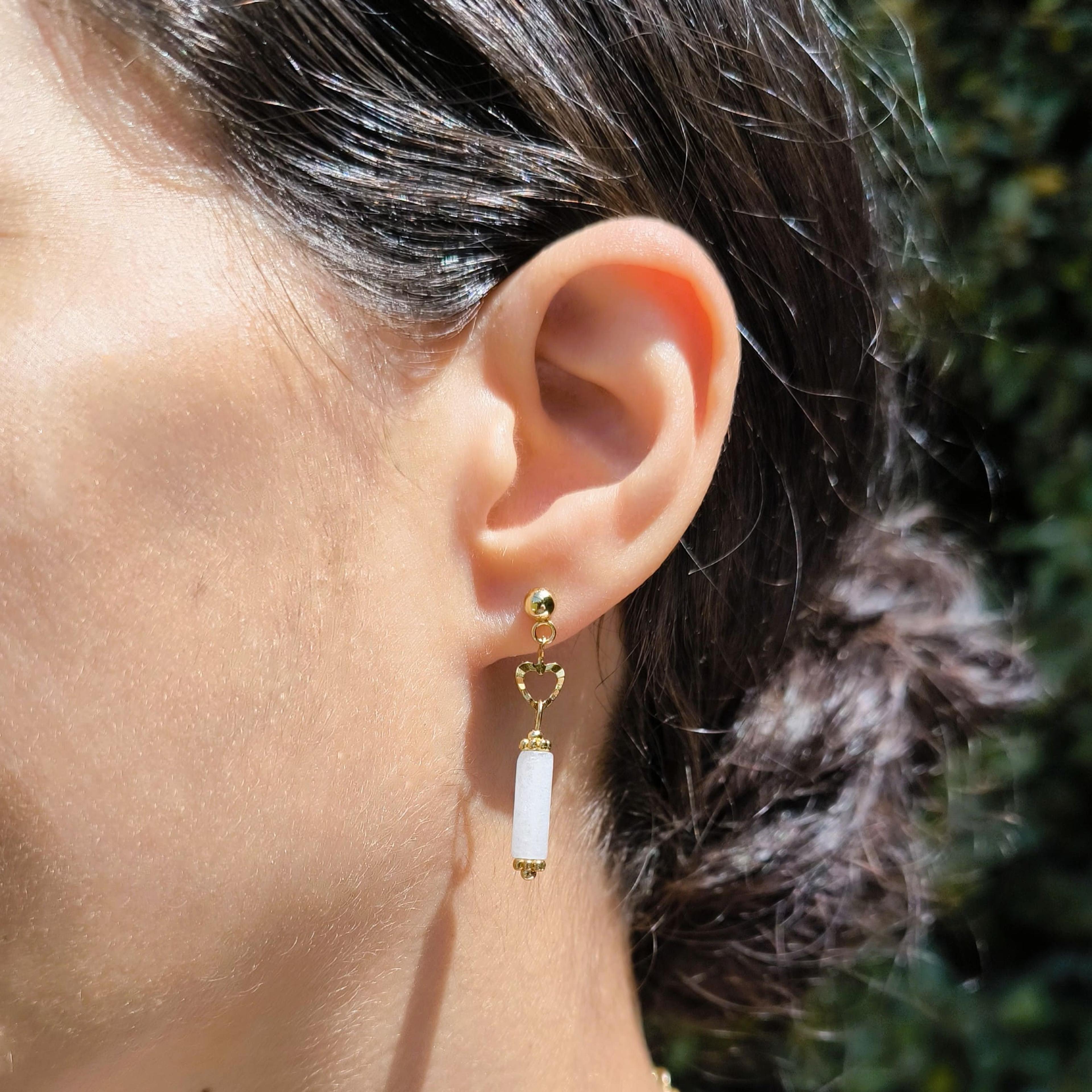 Aurèle, boucles d'oreilles pendantes cœur et quartz blanc – photo 2