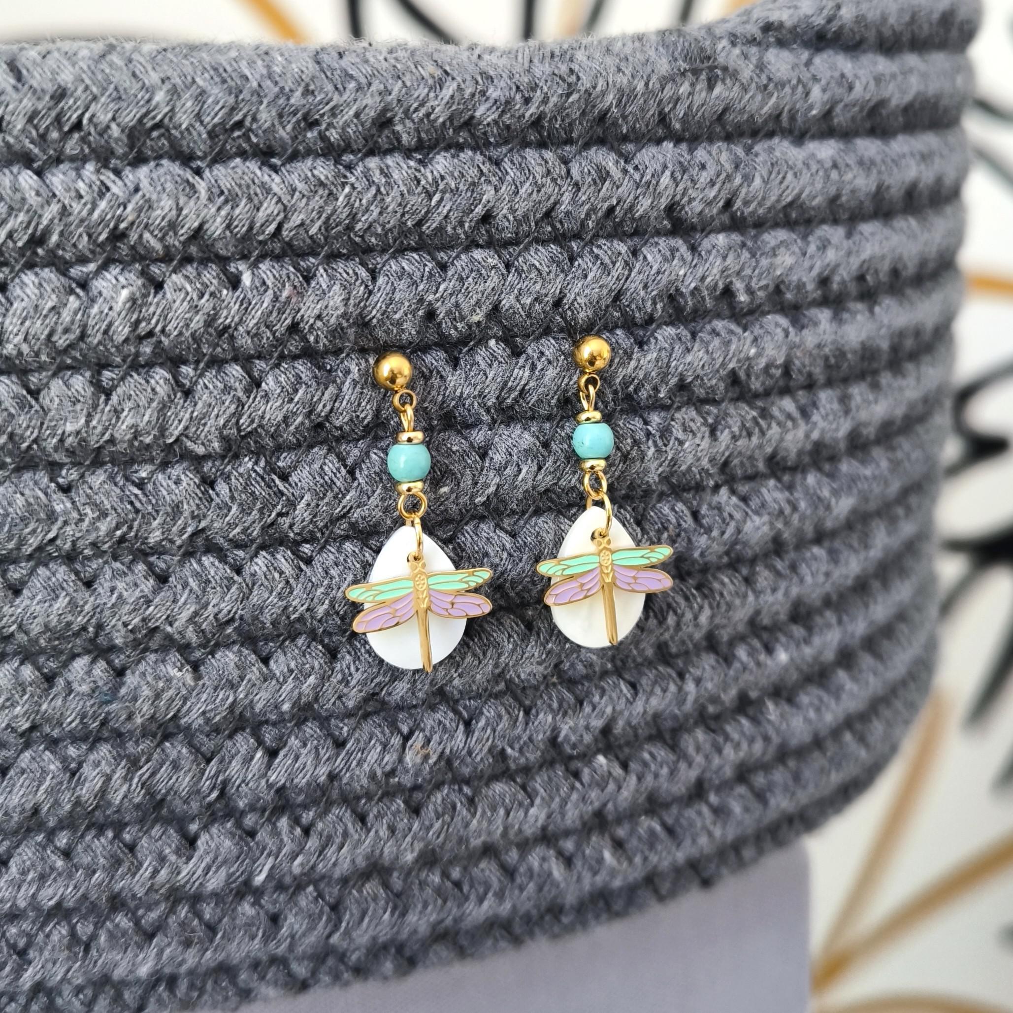 Alizée, boucles d'oreilles libellule, goutte de nacre et bois