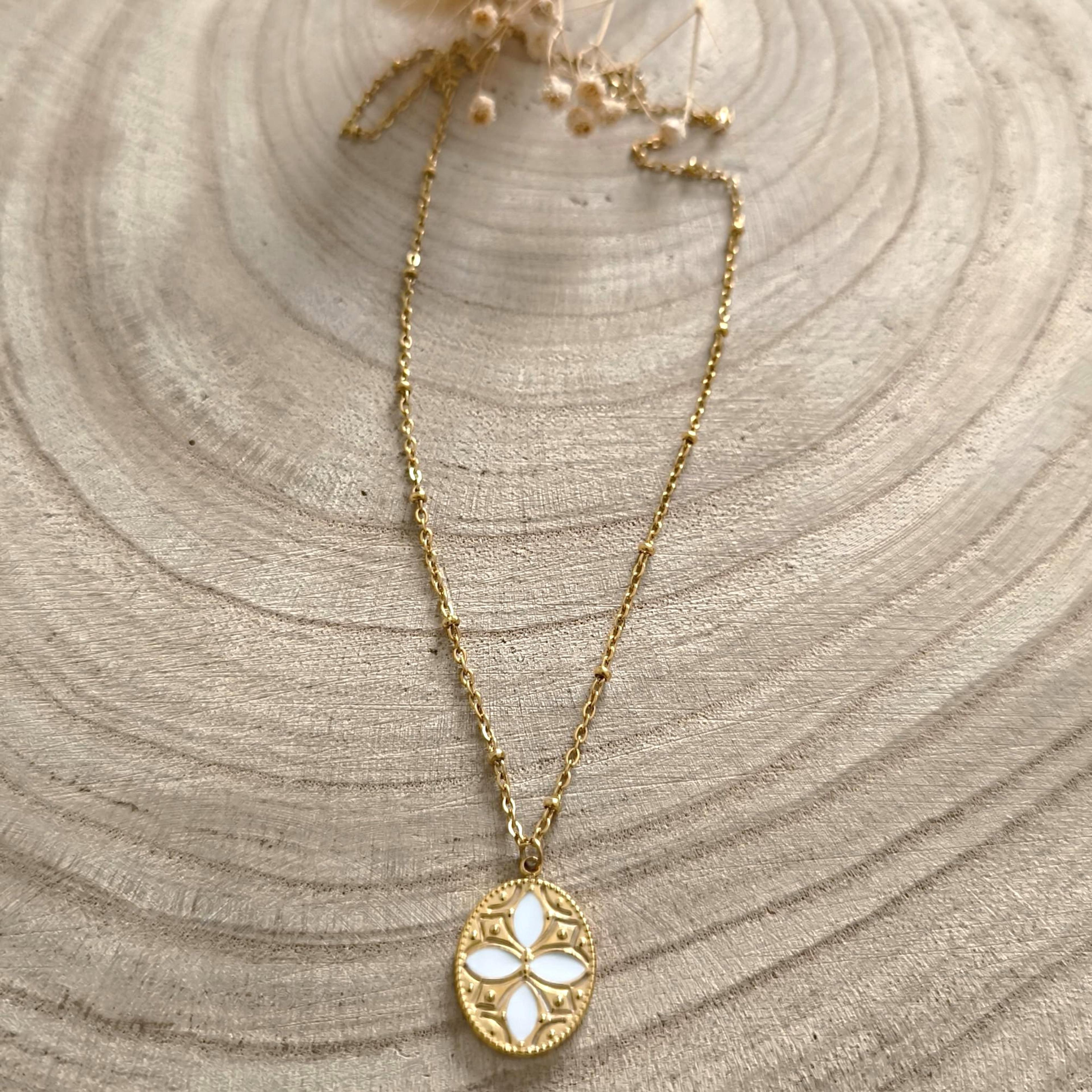 Lys, collier doré et fleur émaillée blanche
