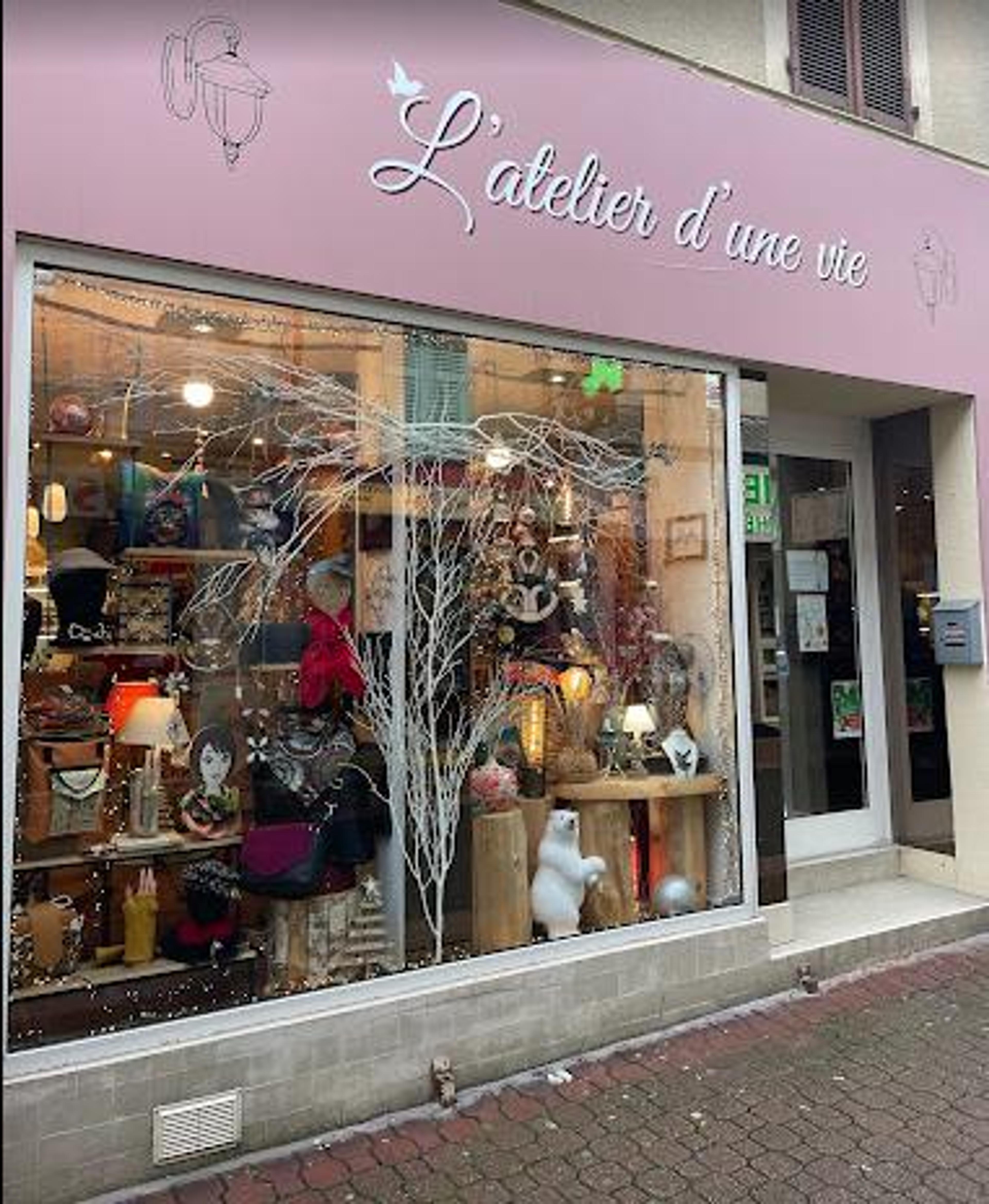 Vitrine de L'Atelier d'une Vie, rue Beaurepaire à Coulommiers