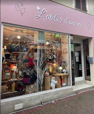 Vitrine de L'Atelier d'une Vie, rue Beaurepaire à Coulommiers
