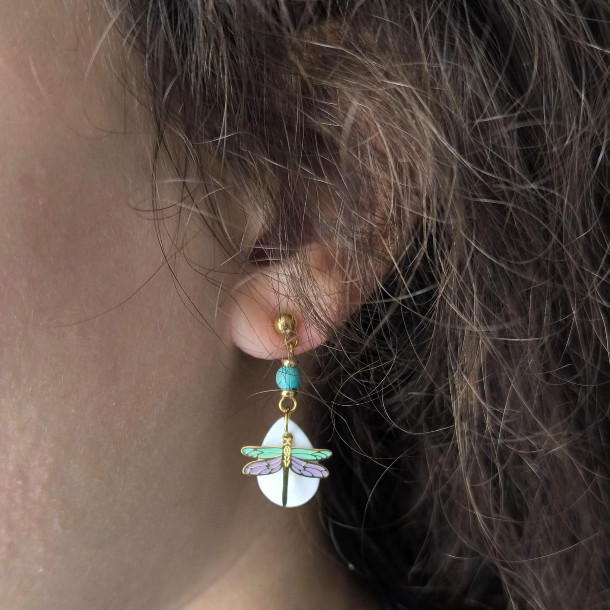 Alizée, boucles d'oreilles libellule, goutte de nacre et bois – photo 2