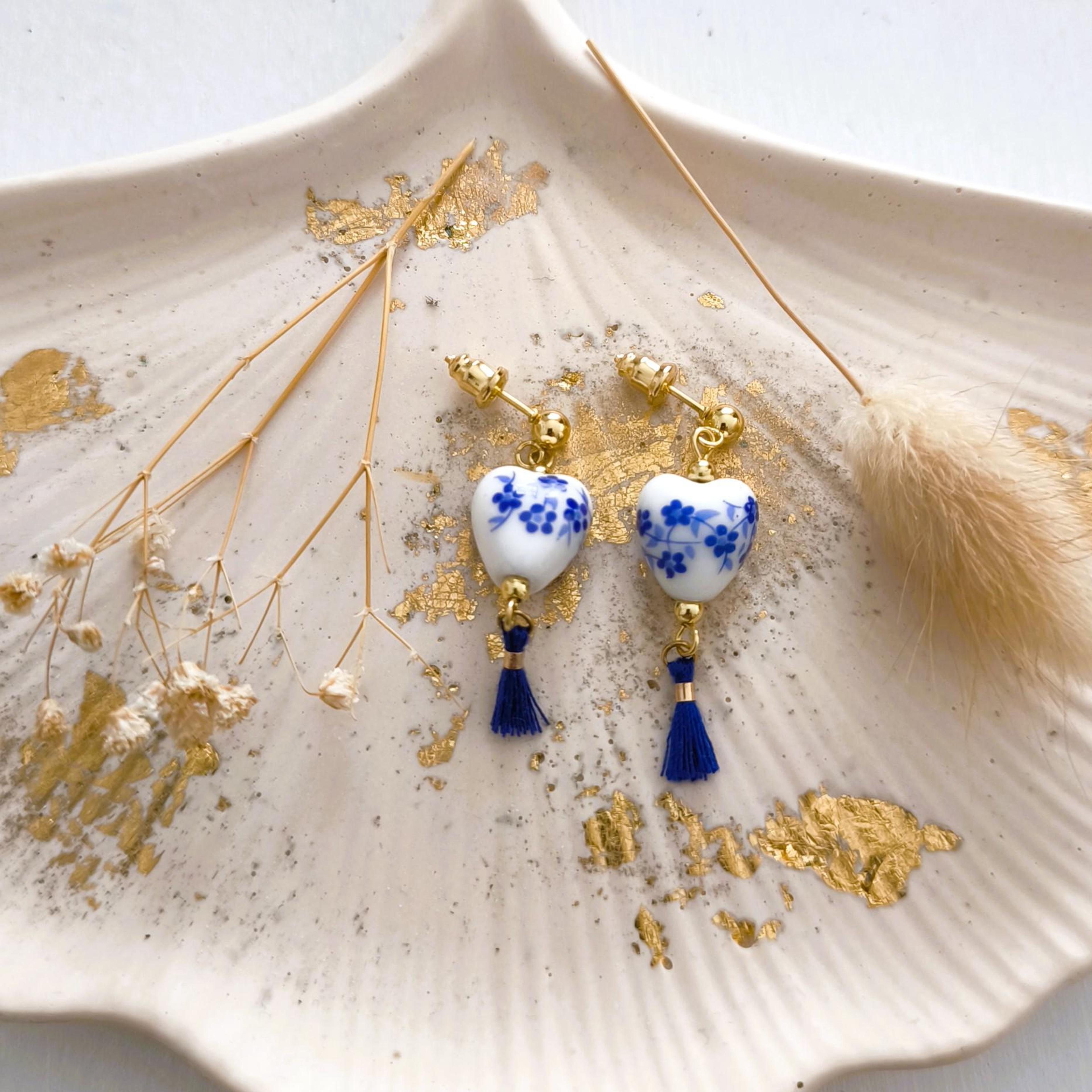 Electra, boucles d'oreilles cœur en céramique et pompon