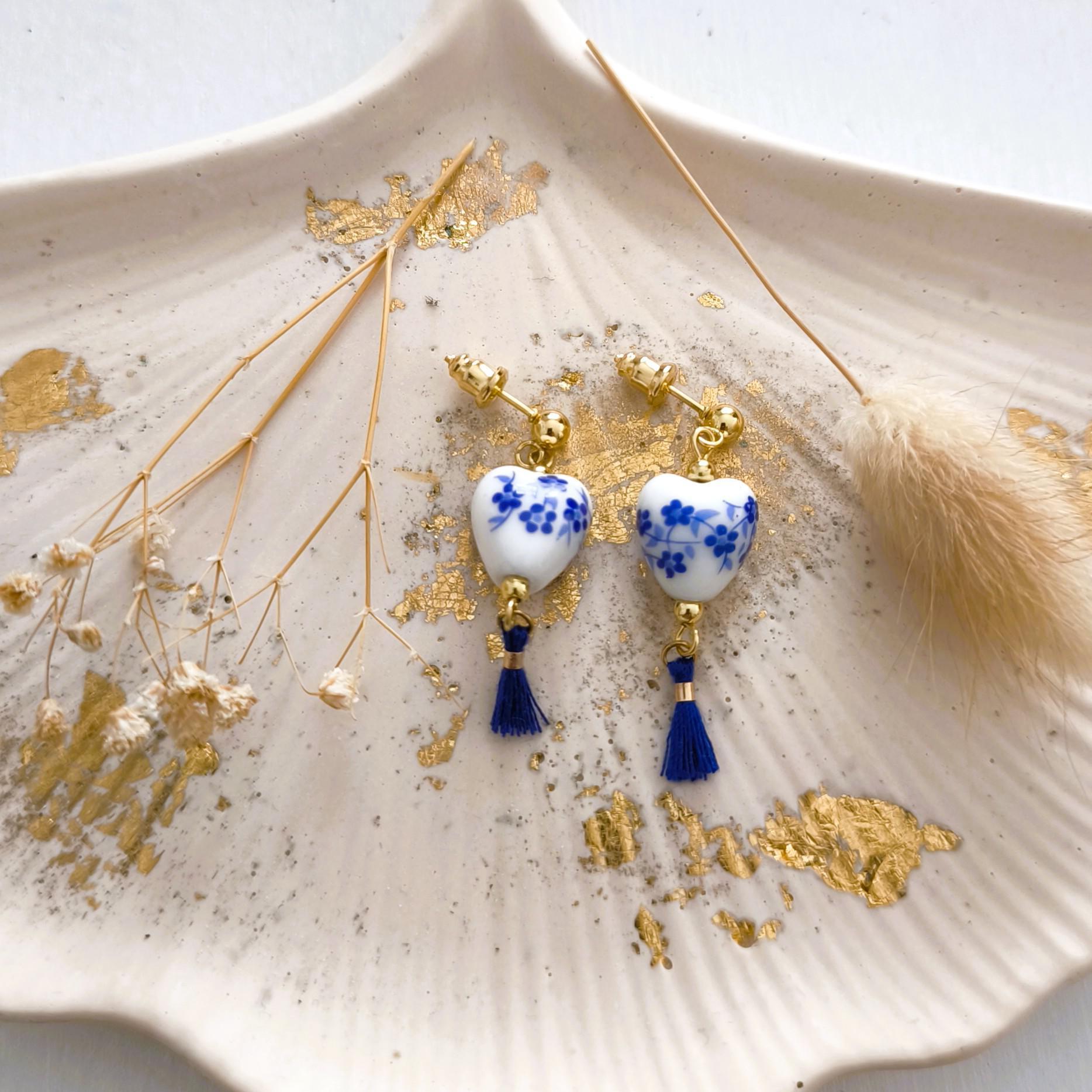 Electra, boucles d'oreilles cœur en céramique et pompon