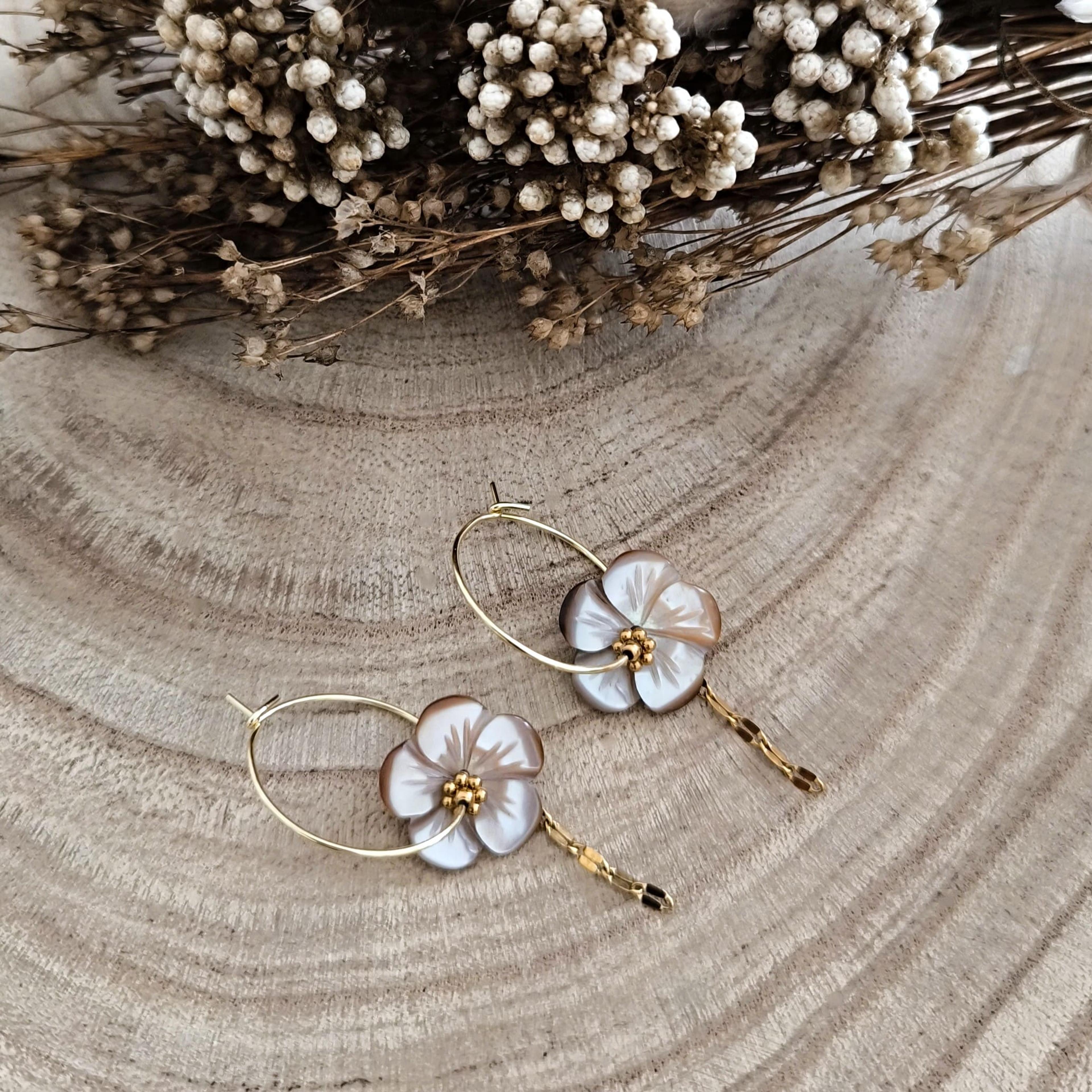 Camélia, créoles dorées et fleur sculptée en nacre