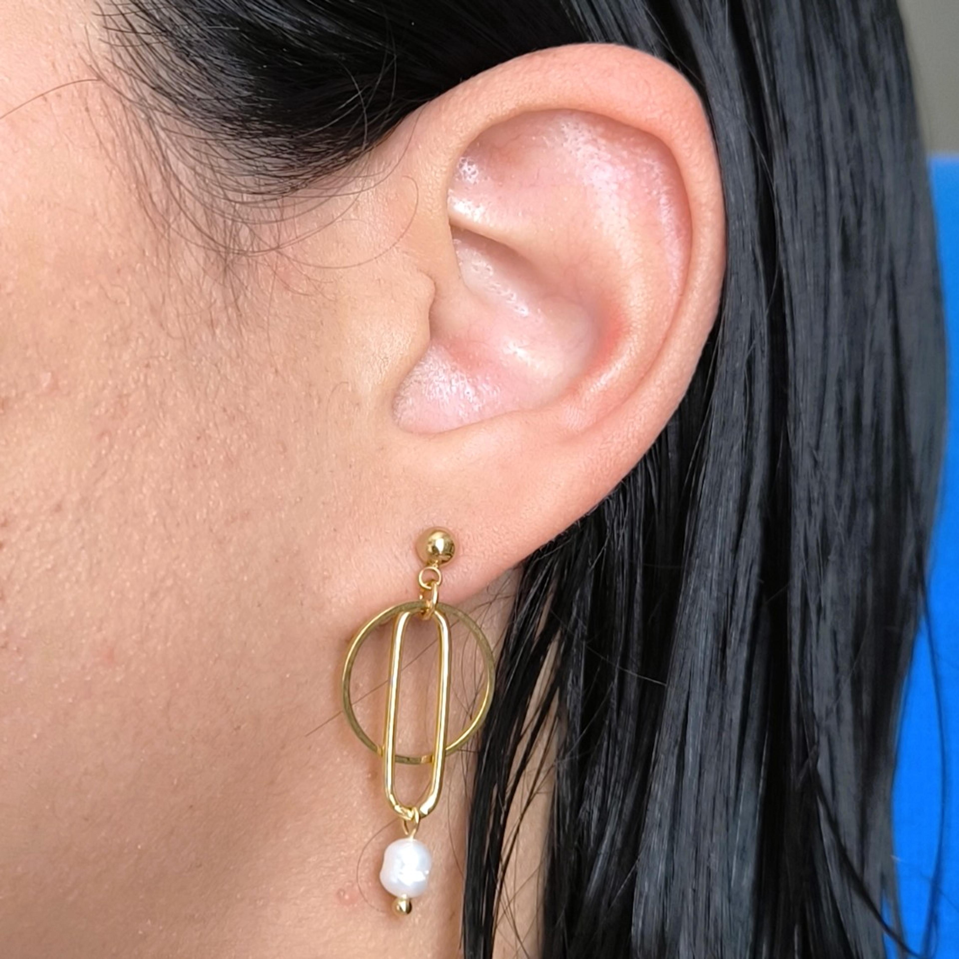 Romy, boucles d'oreilles dorées et perle d'eau douce – photo 2