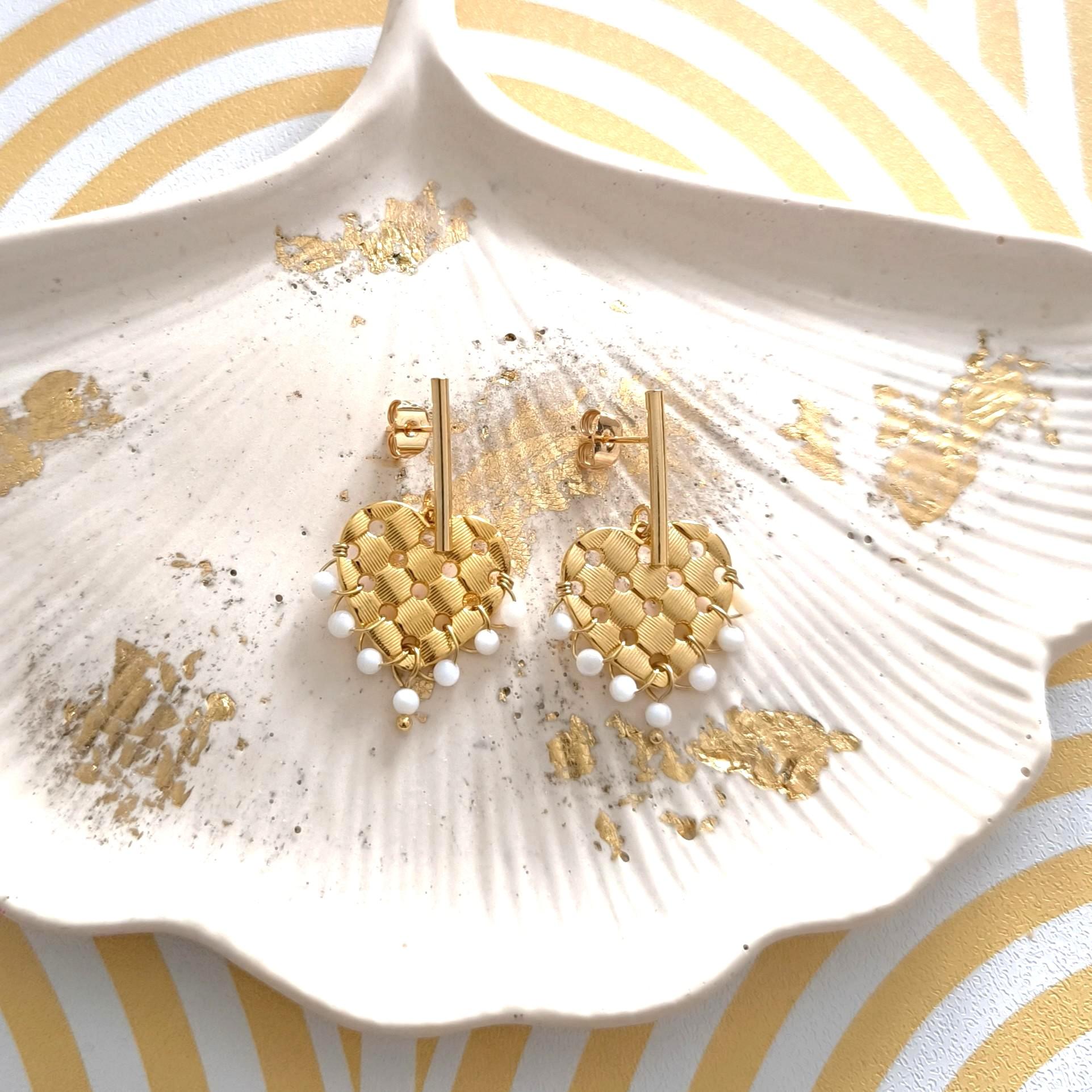 Eloise, boucles d'oreilles cœur ajouré doré et perles de nacre