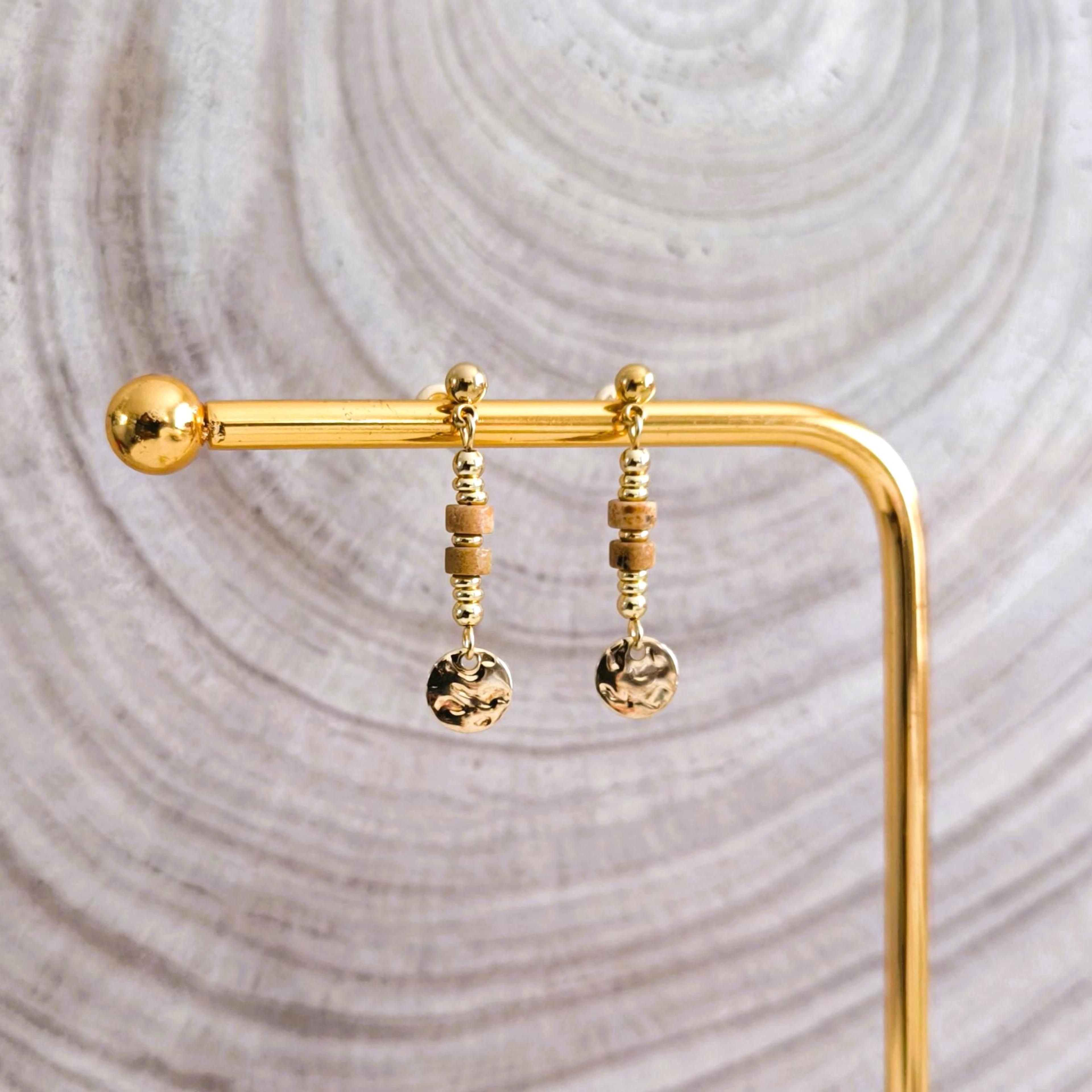 Anaé, boucles d'oreilles dorées et rondelles de jaspe beige