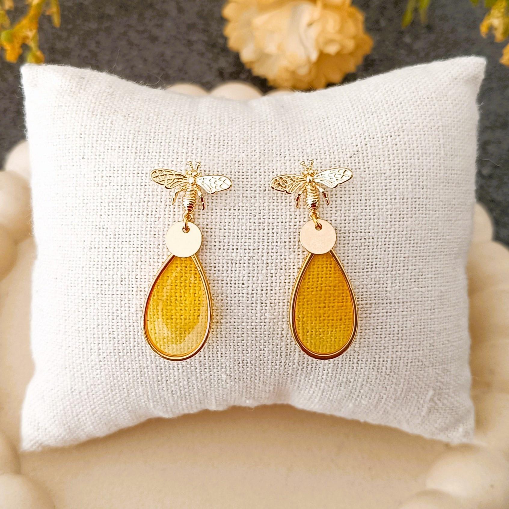 Ambre, boucles d'oreilles pendantes abeille dorée à l'or fin