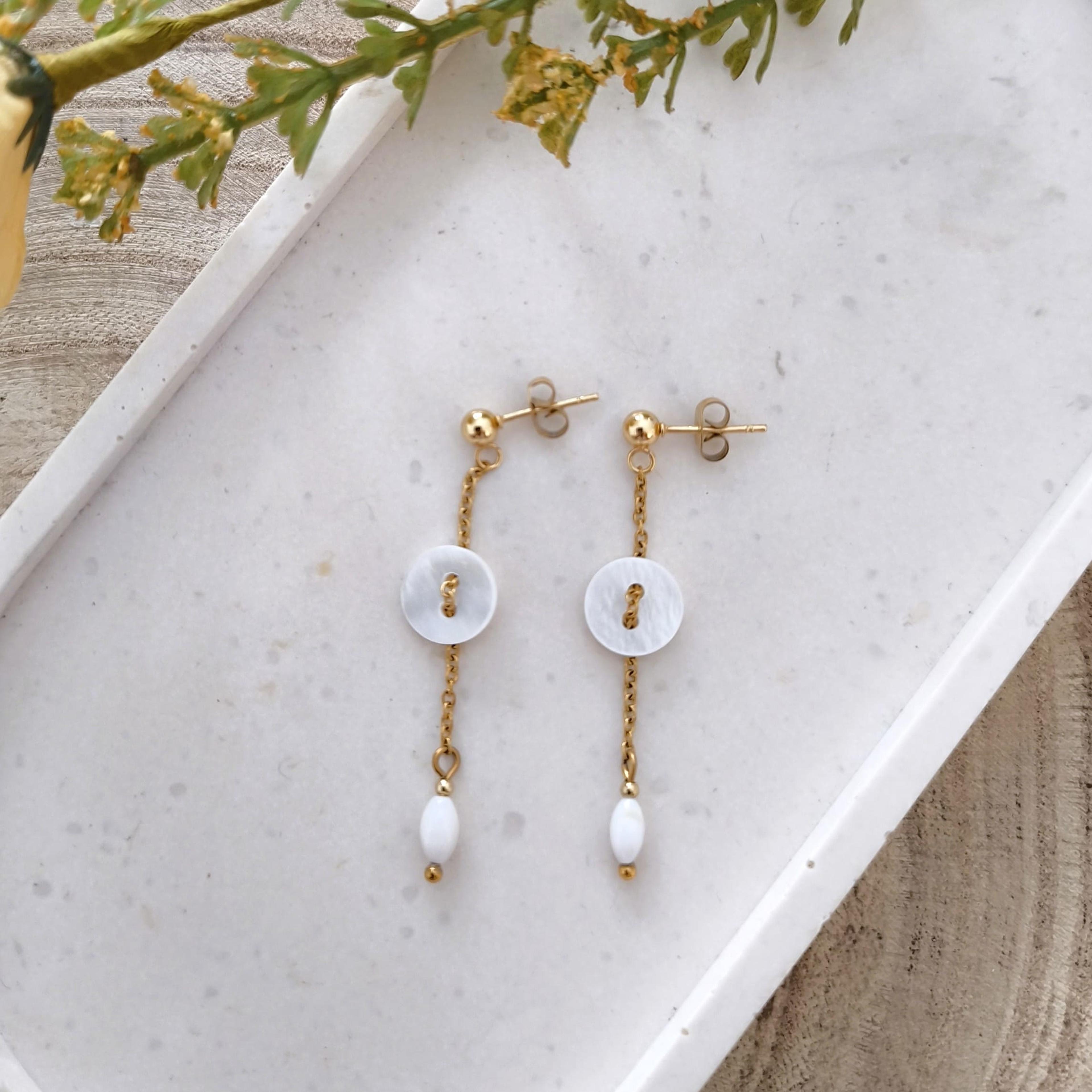Eléa, boucles d'oreilles pendantes, bouton de nacre et goutte