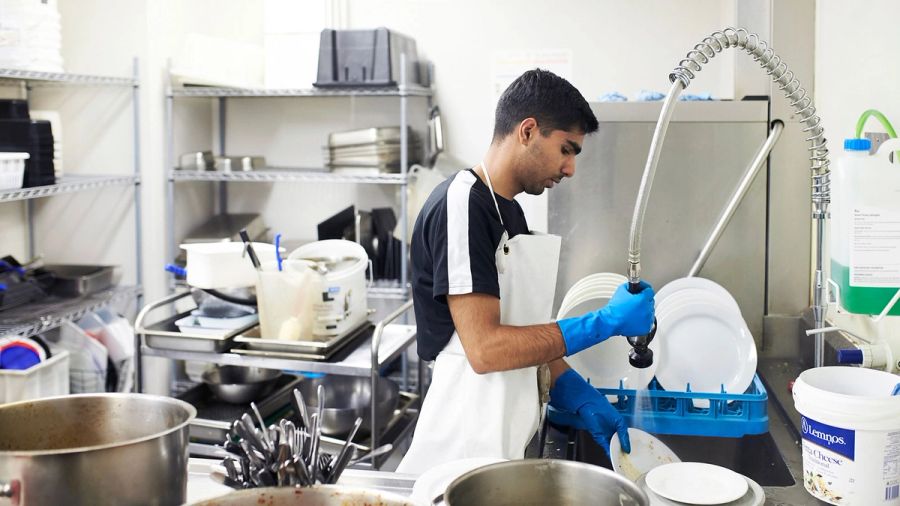 Tips for washing dishes properly & efficiently for your business