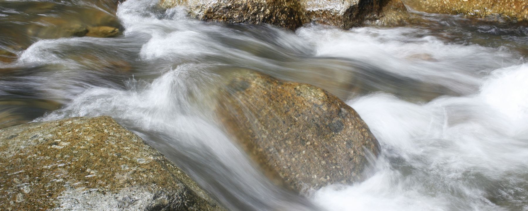 water beweegt tussen stenen (Nasrul Azmee on Unsplash)