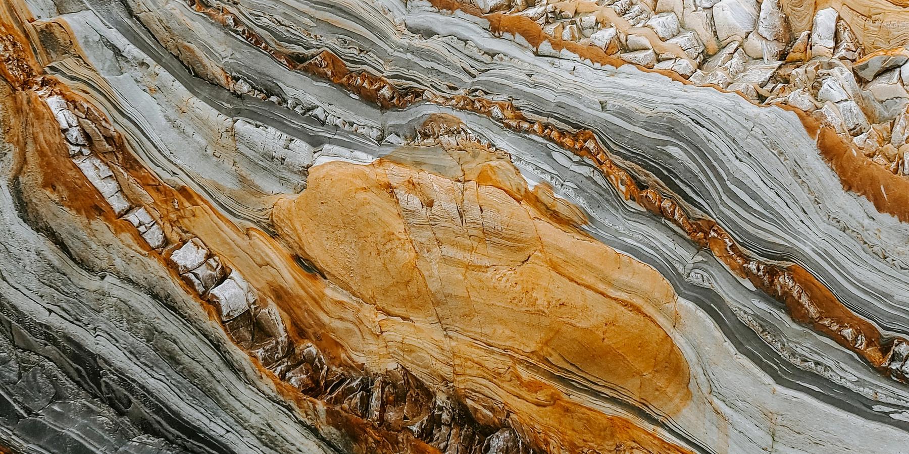 Close-up van water dat over een rots stroomt
