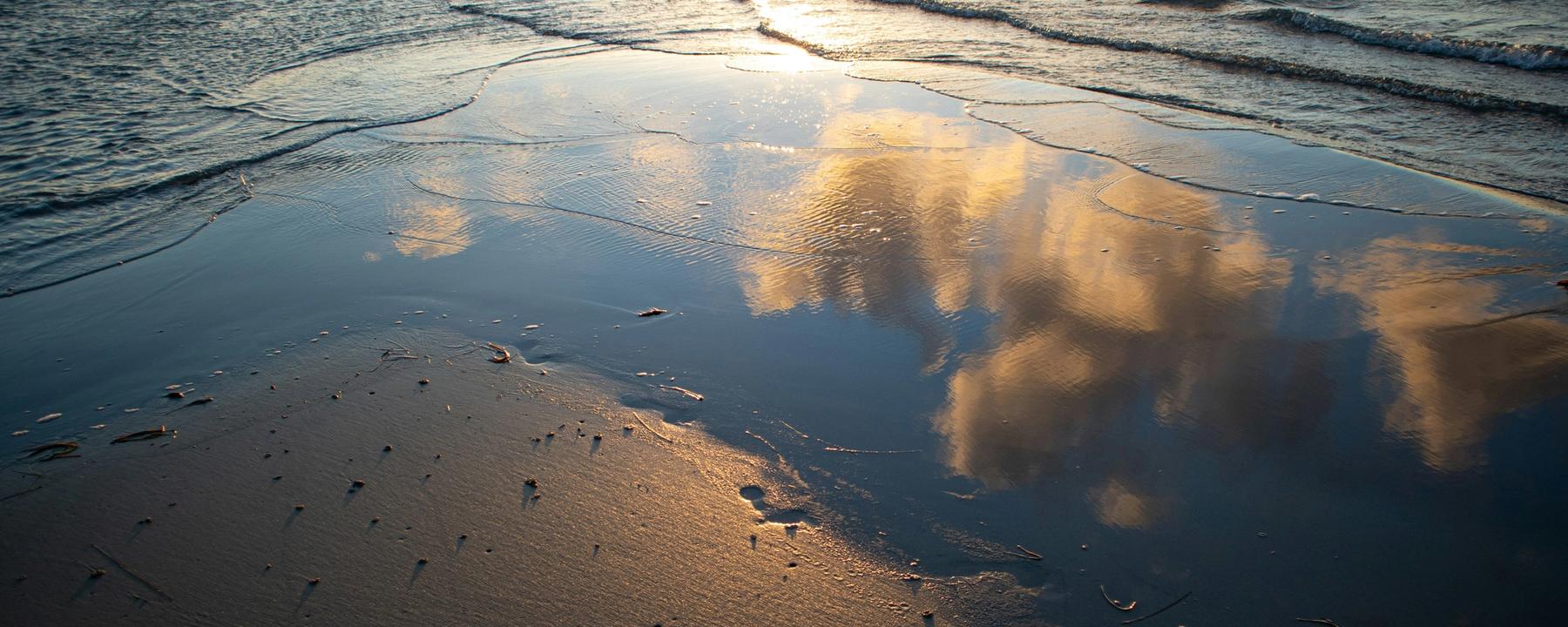 wolken weerspiegeld in water  (Splint on Unsplash)