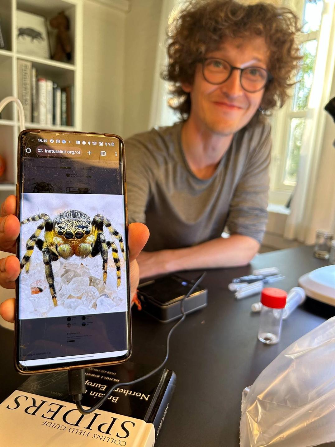 Frederik Leck Fischer fremviser stolt sit fund af pyjamasspringeren.