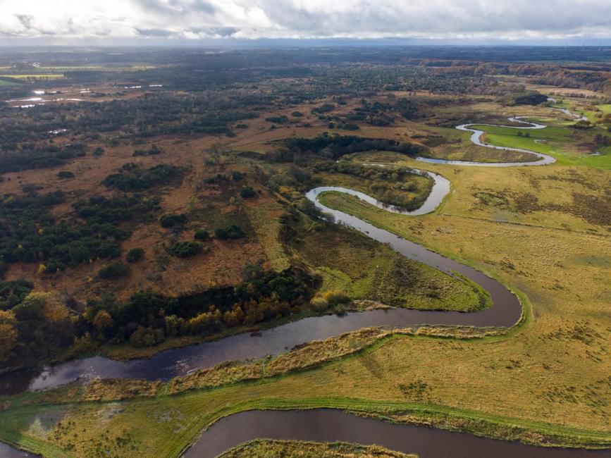 Varde Å slynger sig gennem landskabet ved Nørholm Vildmark