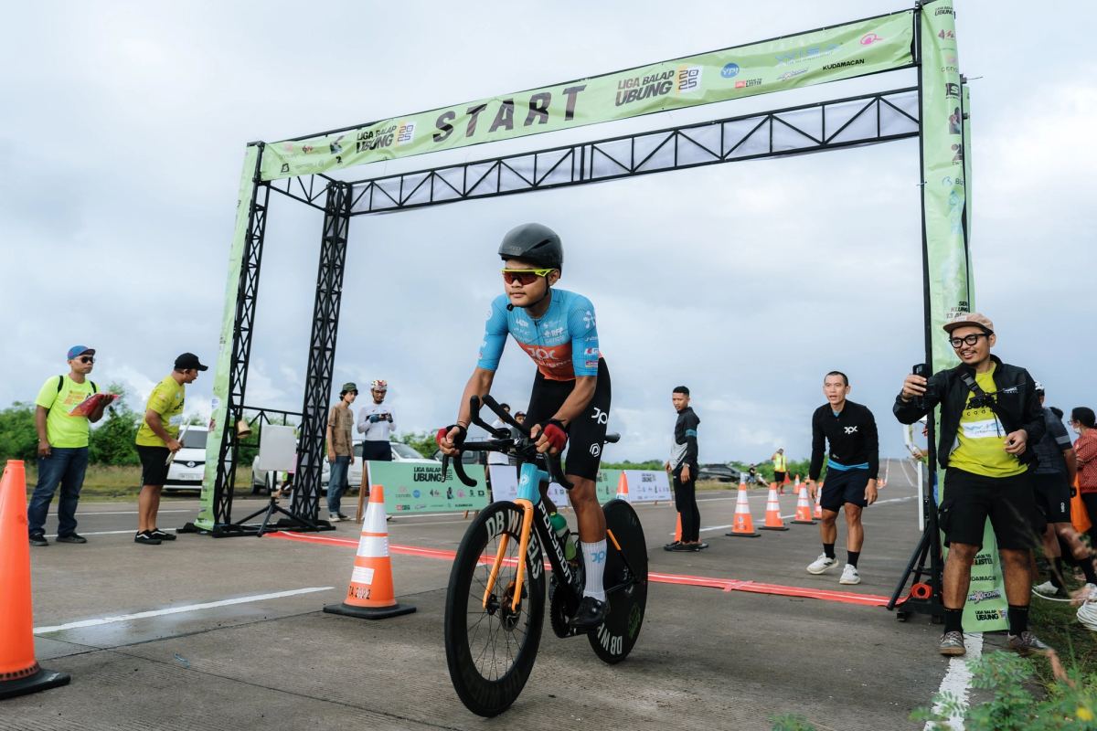 Riders in a tight pack during Liga Balap Ubung
