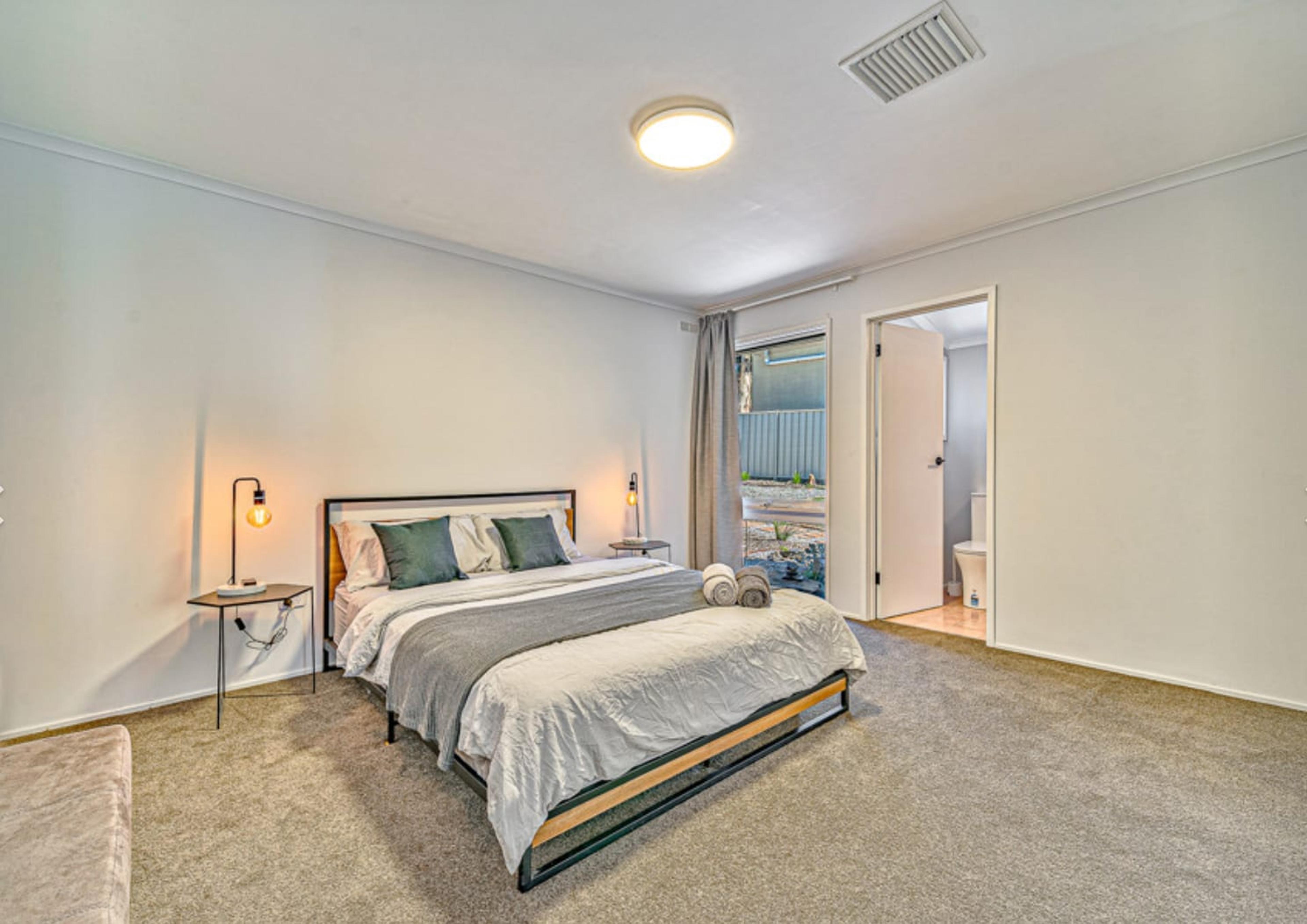 Golden Square Druid — interior — Square Sil Bedroom