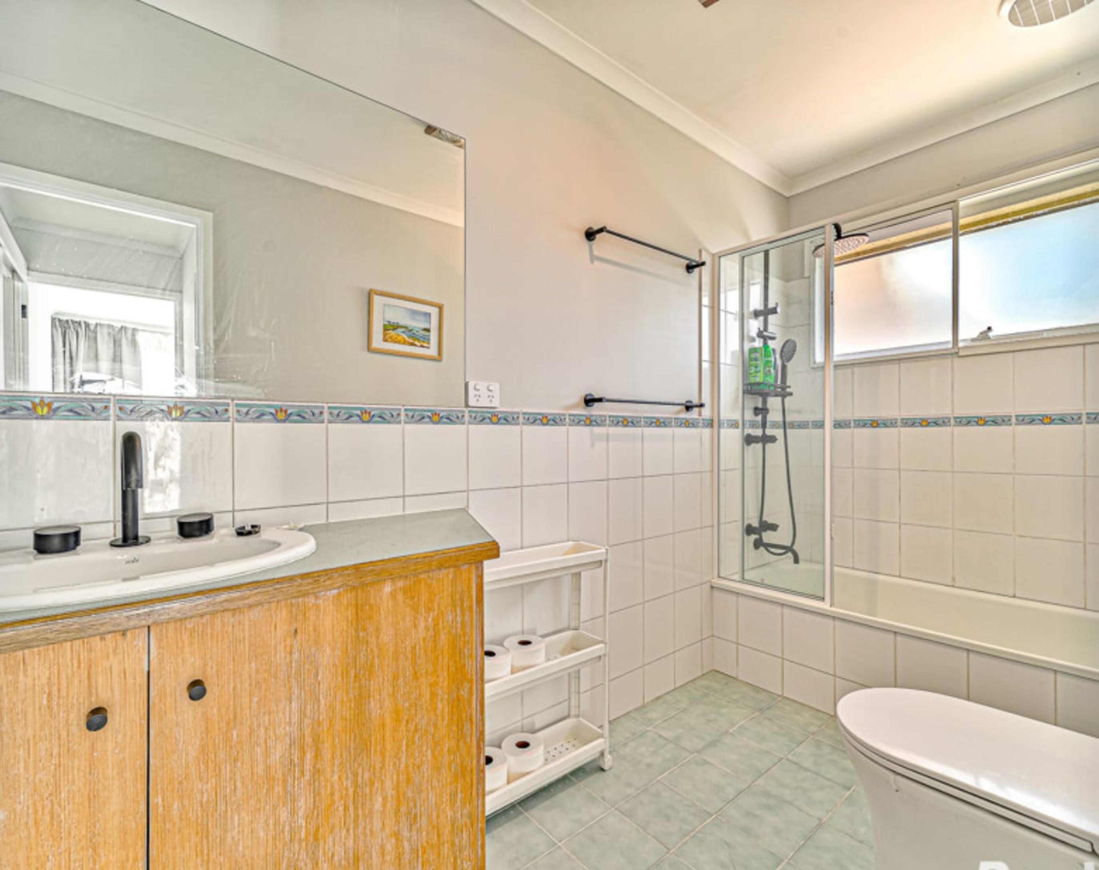 Golden Square Druid — interior — Square Sil Bathroom