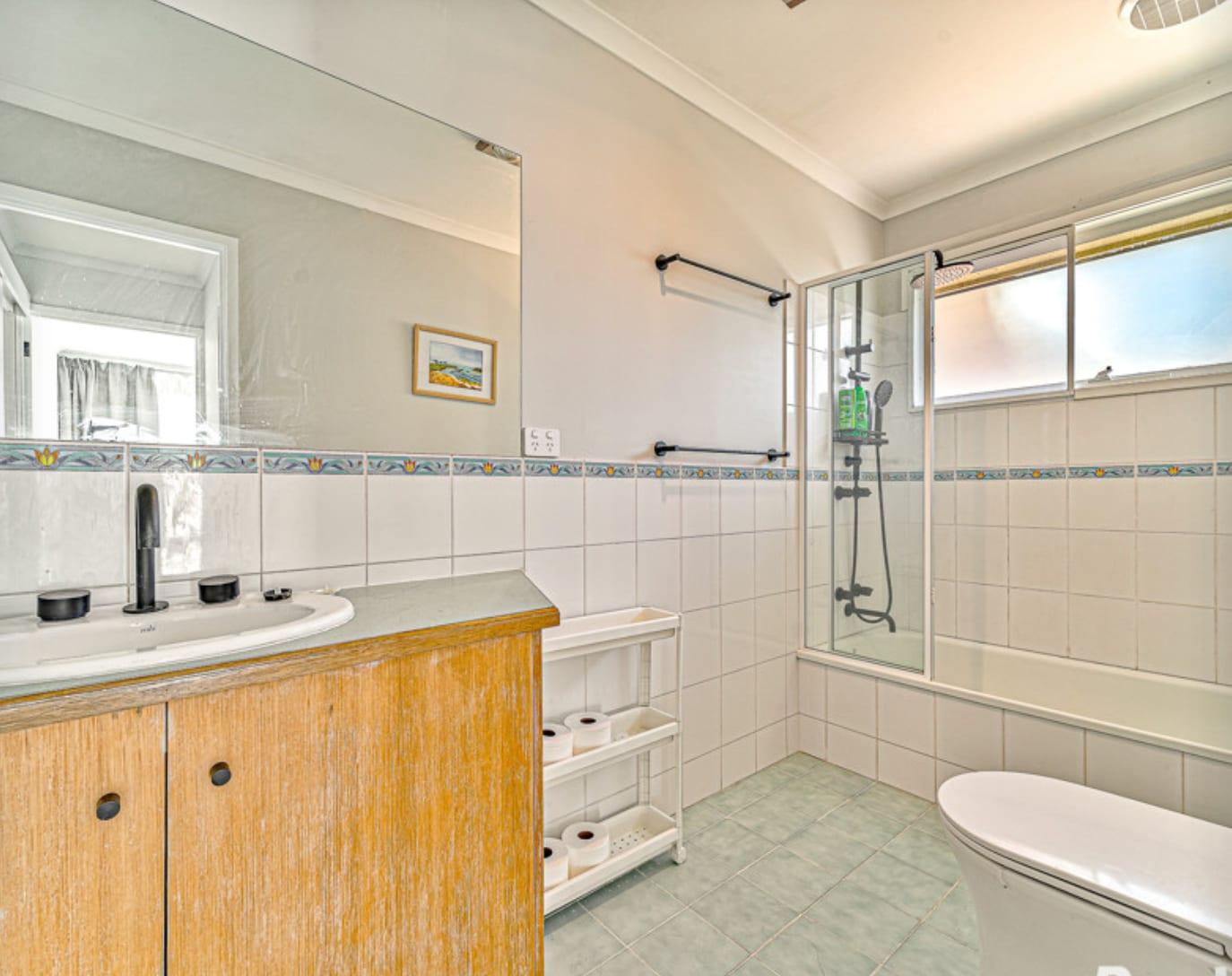 Golden Square Druid — interior — Square Sil Bathroom
