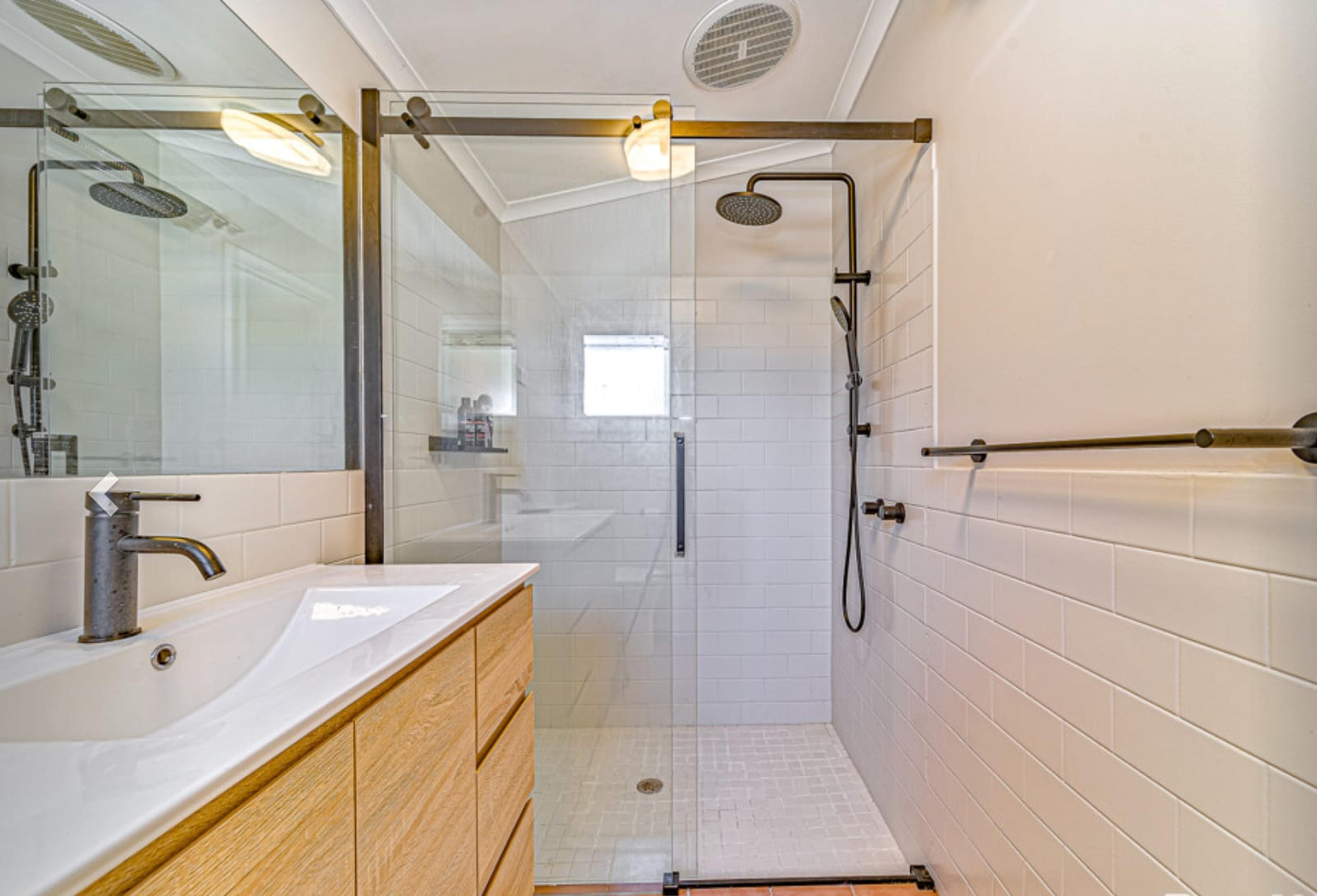 Golden Square Druid — interior — Square Sil Ensuite