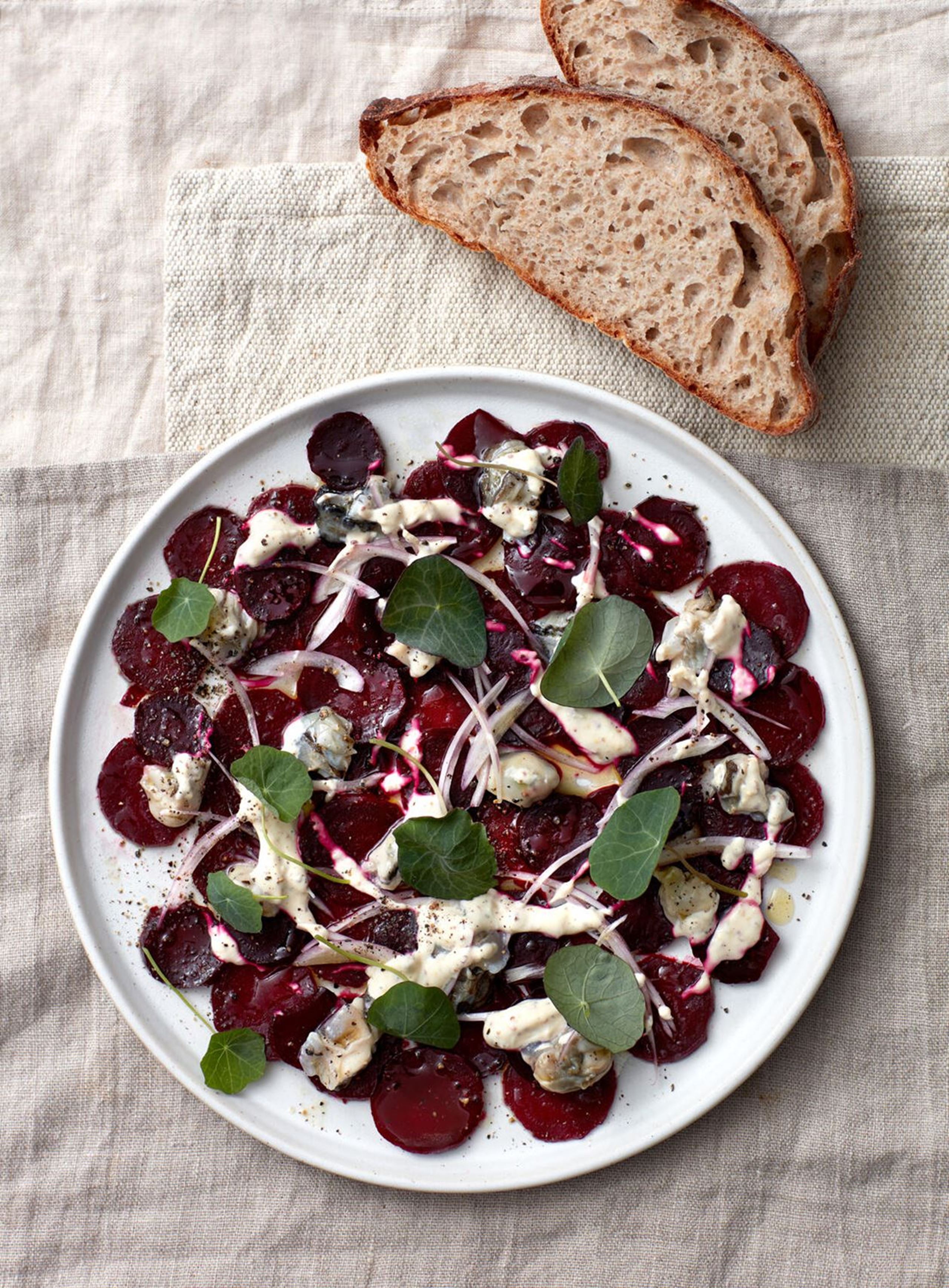Bagte rødbeder med østersvinaigrette og sprødt hvedebrød