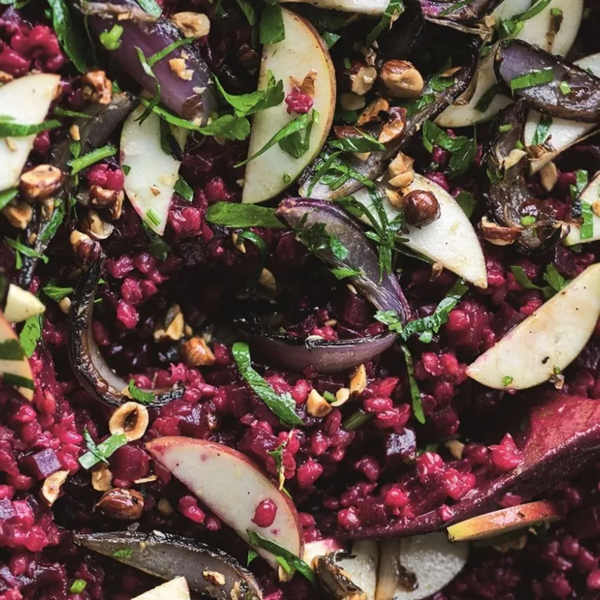 Rødbede bygotto med salat af hasselnødder, æbler og stegte løg