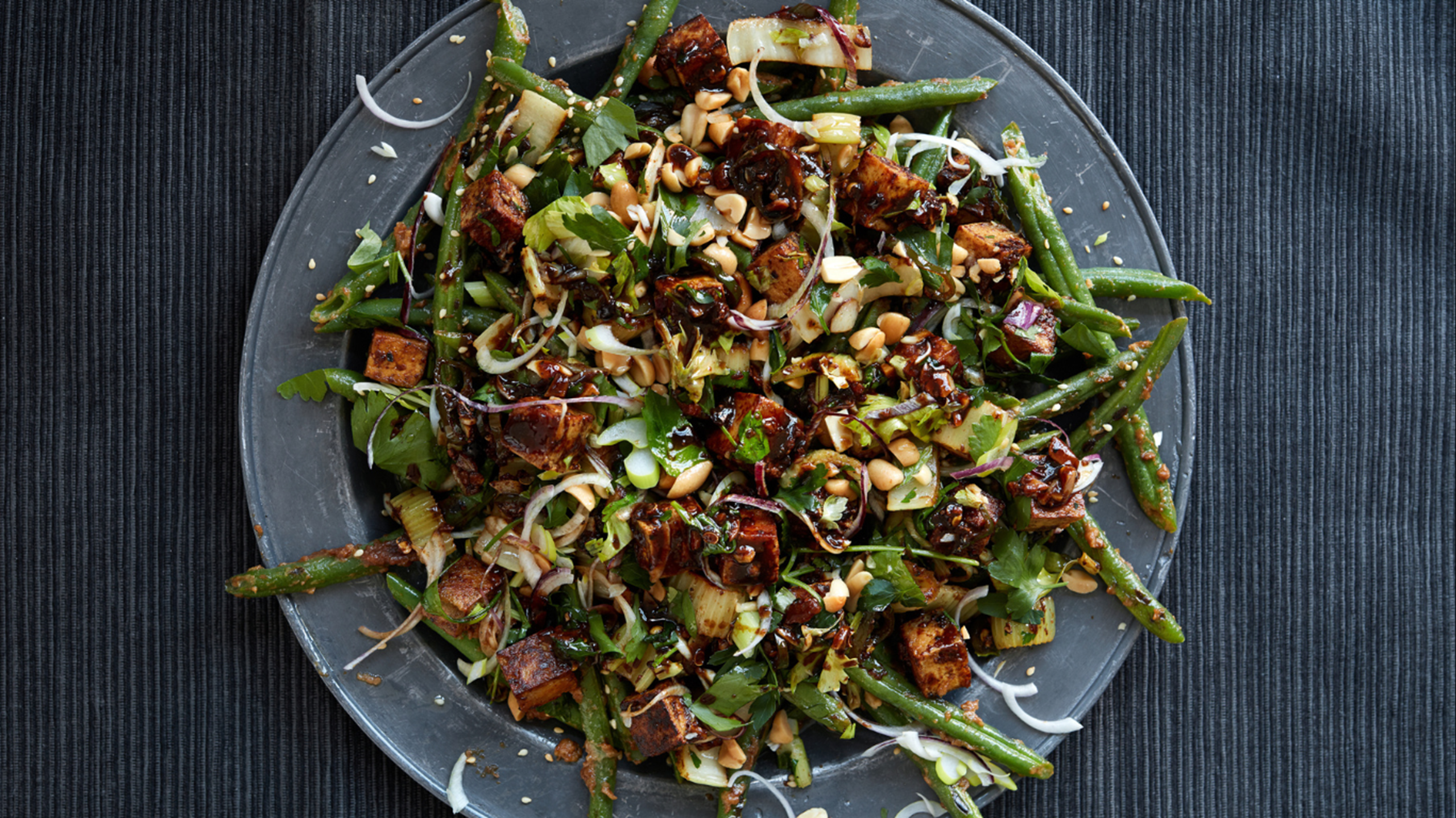 Stegt tofu med blegselleri, fermenterede bønner, chili, grønne bønner og jordnøddesauce