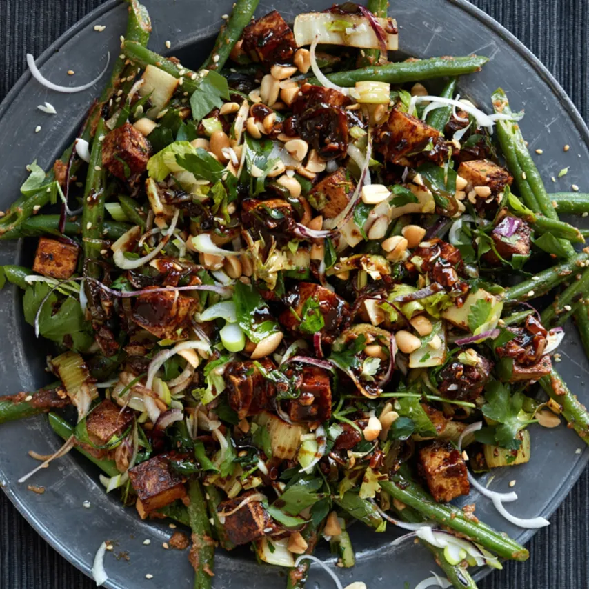 Stegt tofu med blegselleri, fermenterede bønner, chili, grønne bønner og jordnøddesauce