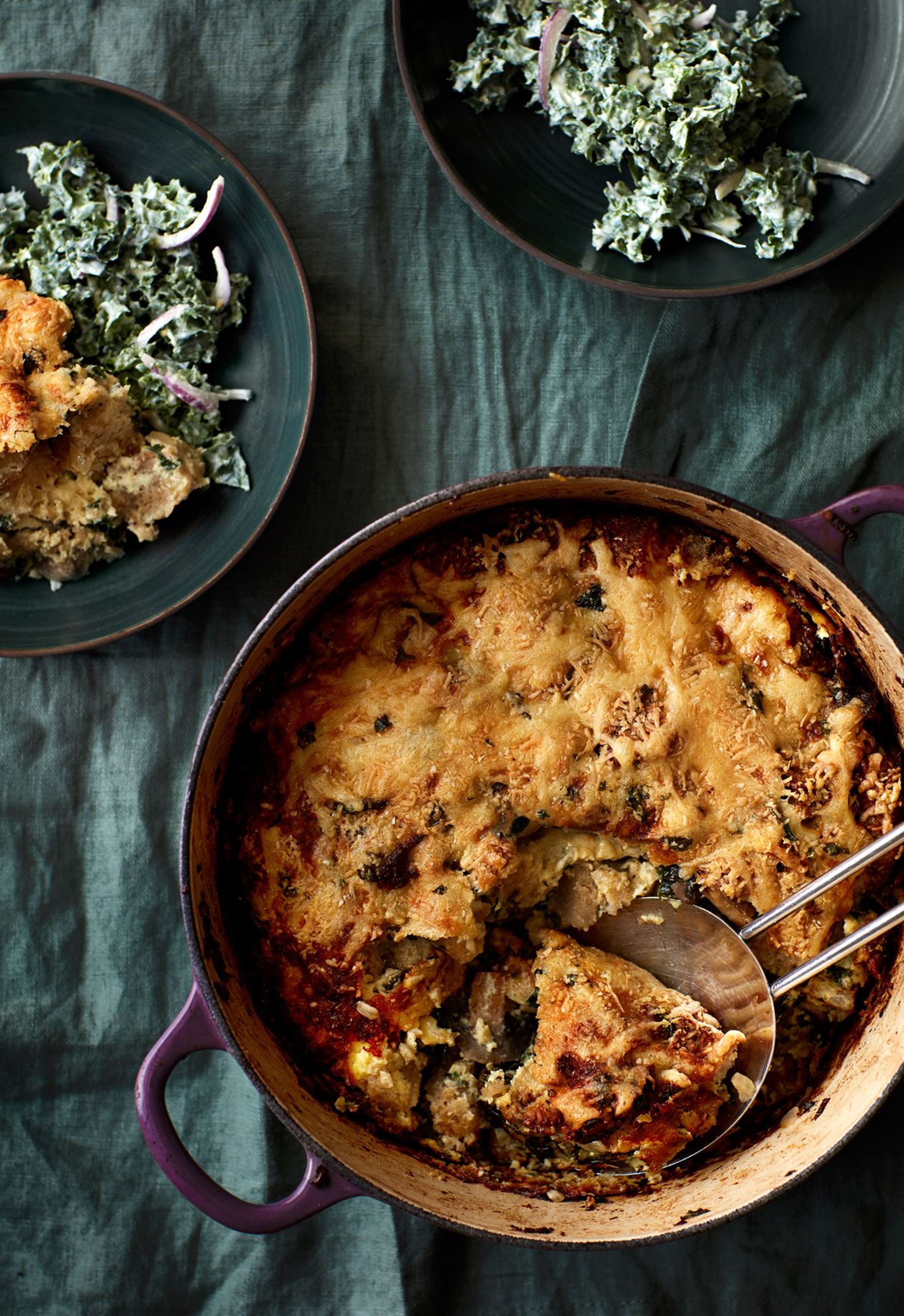 Brødgratin med svampe, ost og grønkål