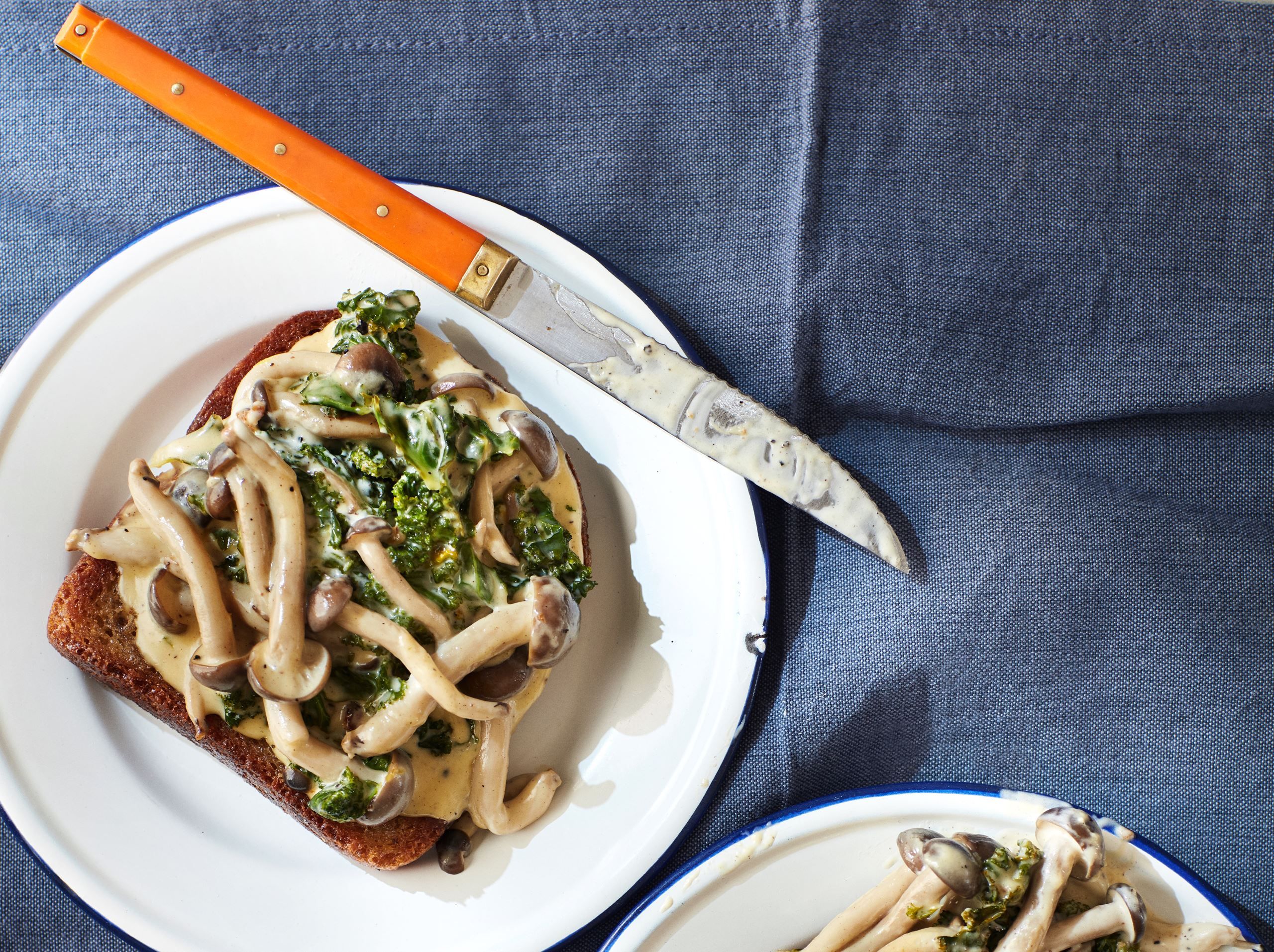 Stegt brød med cremet kål og svampe