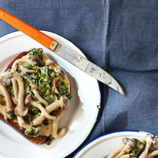 Stegt brød med cremet kål og svampe