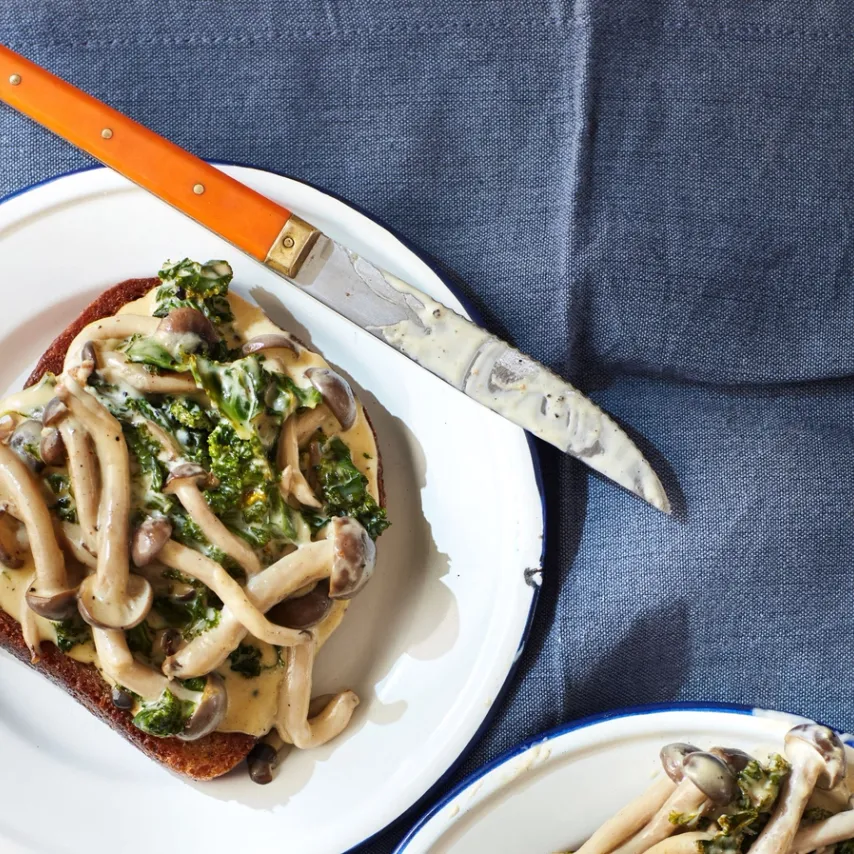 Stegt brød med cremet kål og svampe