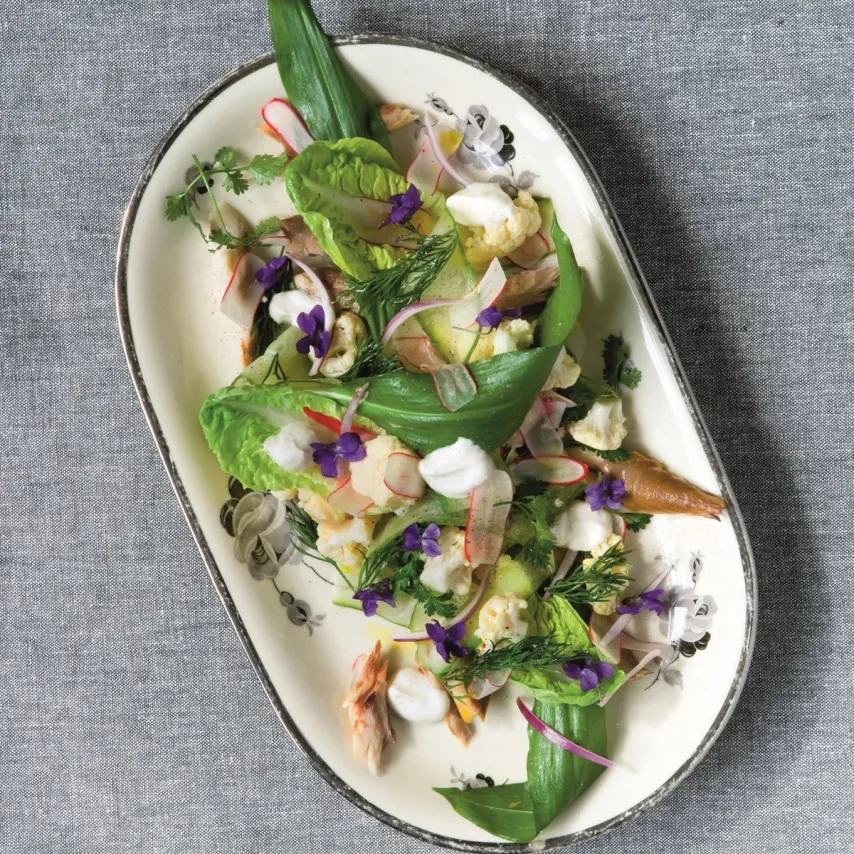 Sommersalat med røget makrel og rygeostcreme