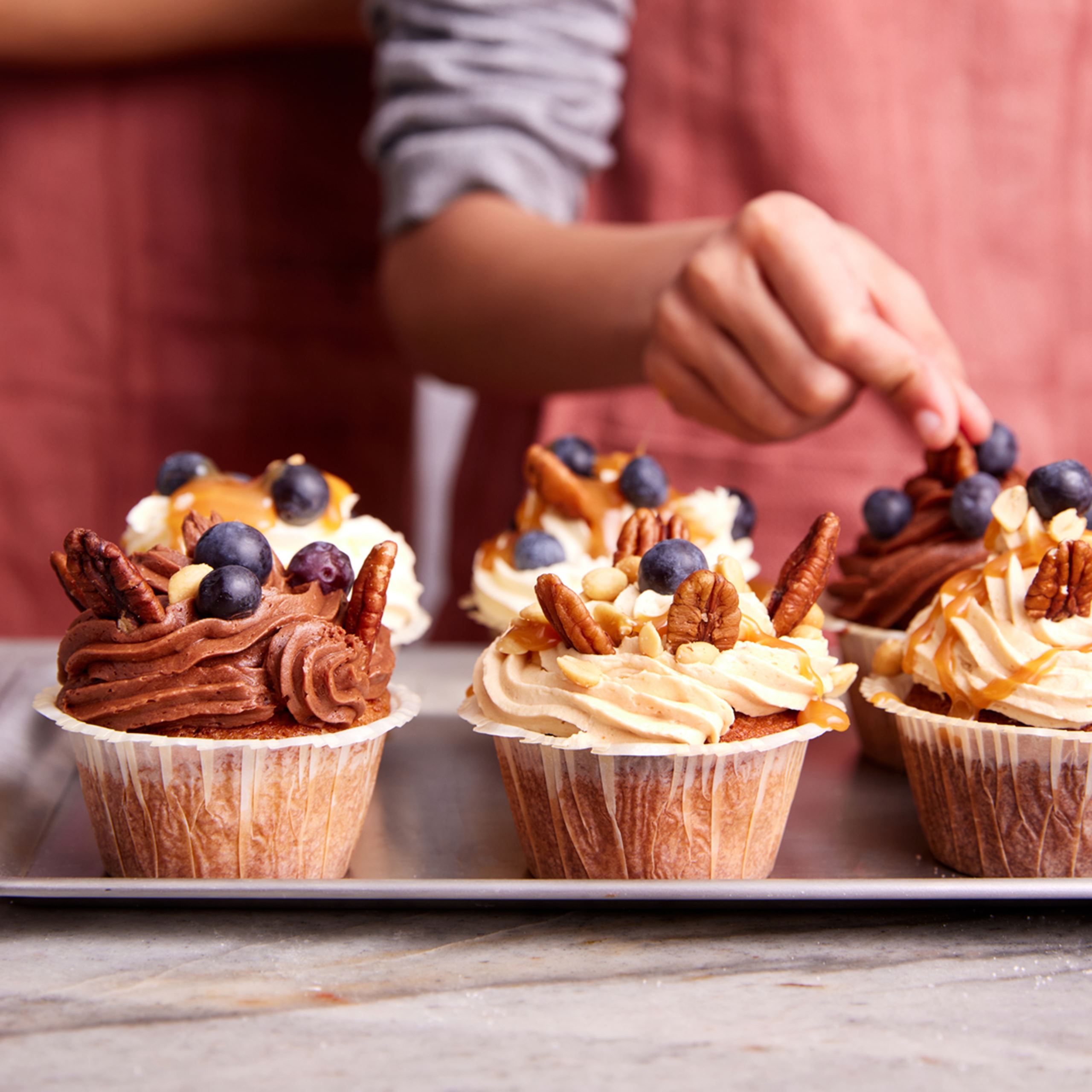 Inviter børnene med i køkkenet og bag disse simple opskrifter sammen