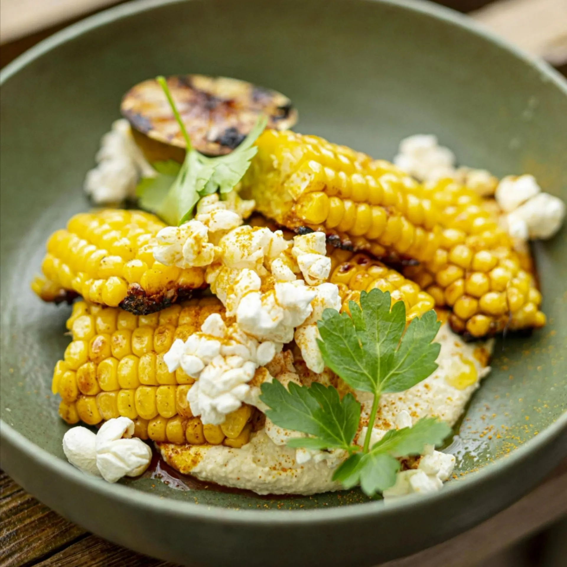 Grillet majs med hummus, karry og popcorn