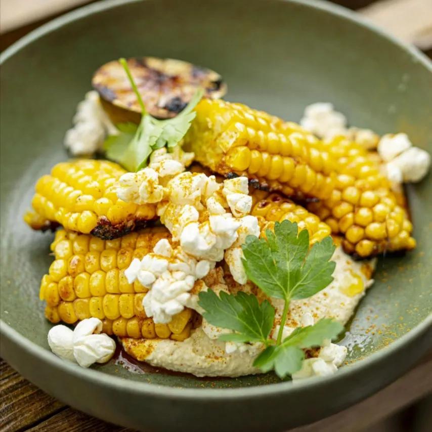 Grillet majs med hummus, karry og popcorn