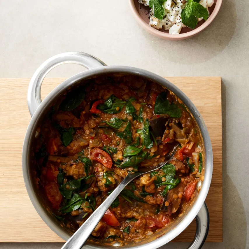 Aubergine-daal med spinat og æbleraita