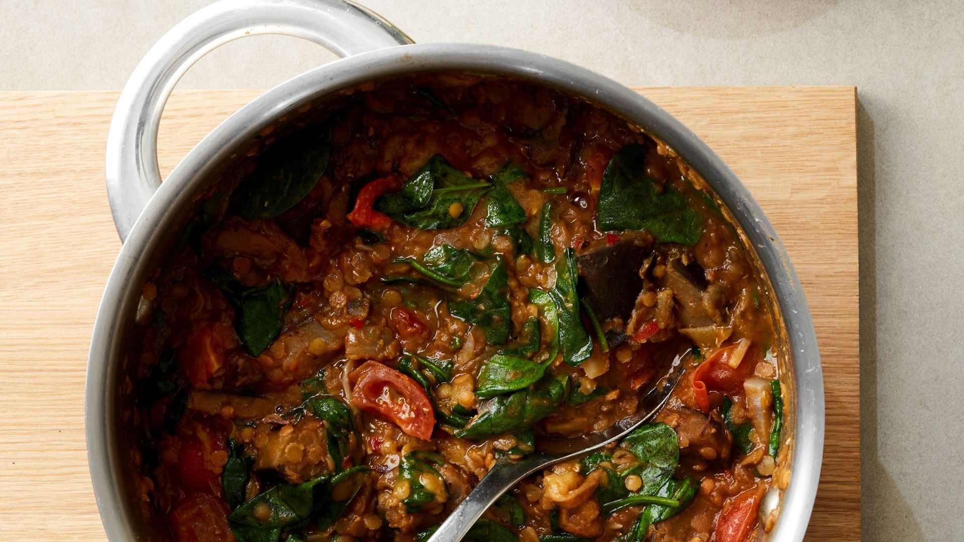 Aubergine-daal med spinat og æbleraita