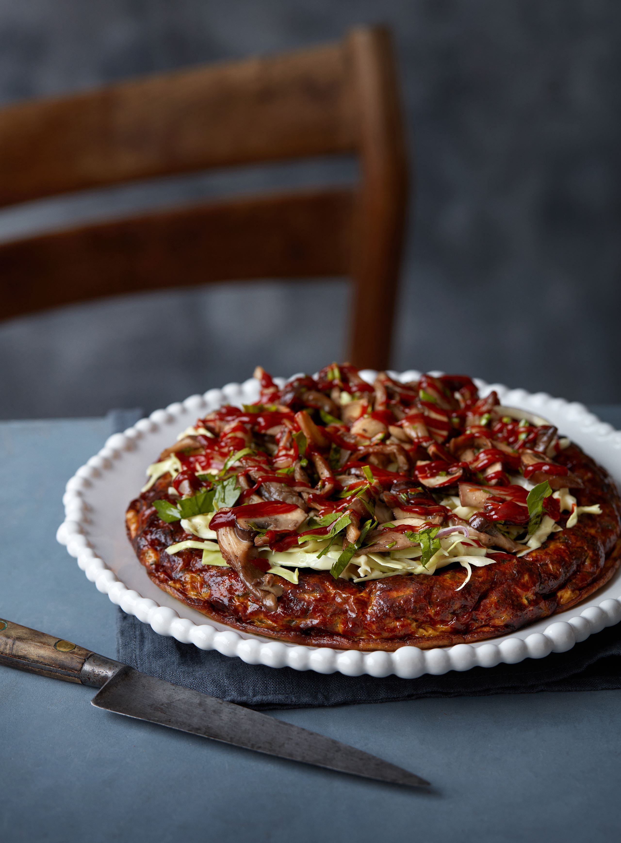 Grønkålsæggekage med stegte svampe og barbecuesauce