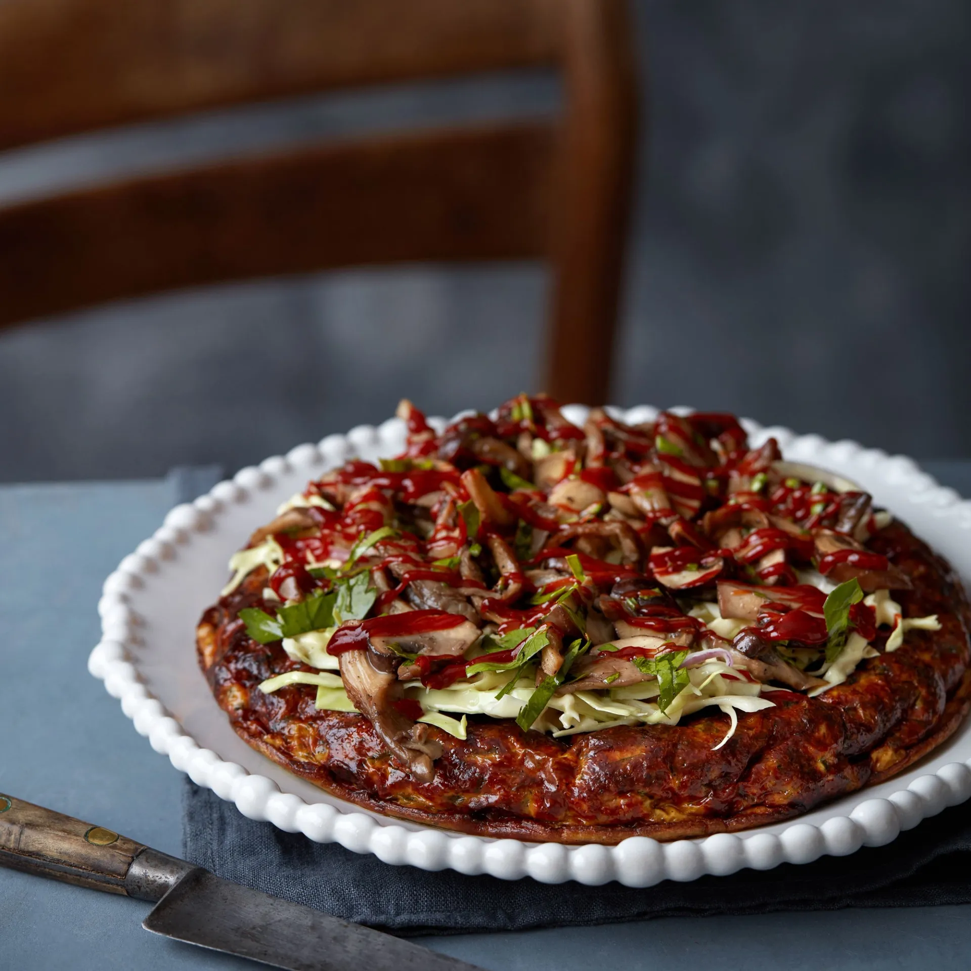 Grønkålsæggekage med stegte svampe og barbecuesauce