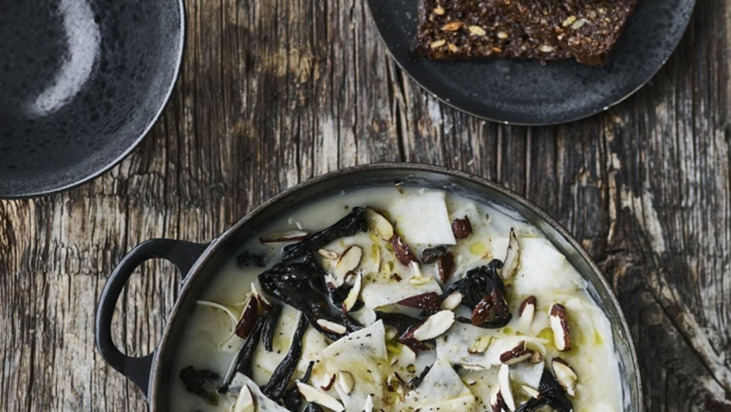 Sellerisuppe med røgede mandler og trompetsvampe